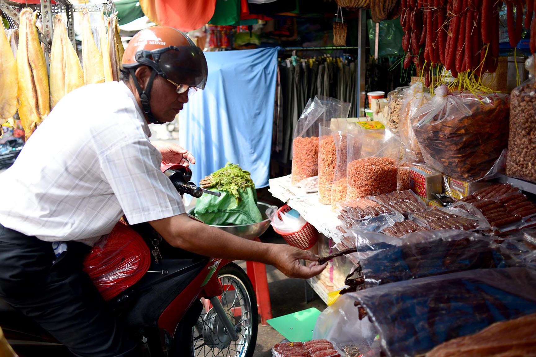Khách đến đây mua không chỉ là người dân thành phố mà còn có cả người Campuchia sinh sống tại quận 8, huyện Củ Chi và tỉnh Long An.