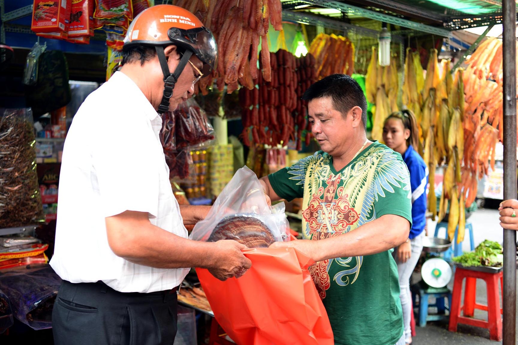 Những ngày giáp tết, nhu cầu mua sắm đặc sản làm quà tặng tăng cao khiến một số sản phẩm bị “cháy” hàng.