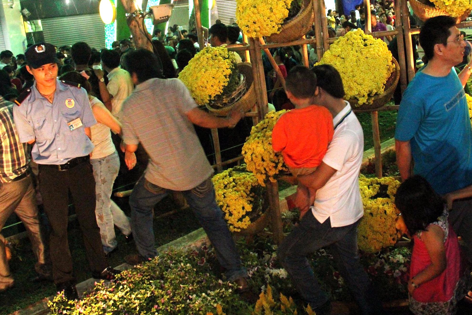 Duong hoa xuan o Sai Gon bi giam nat ngay khai mac hinh anh