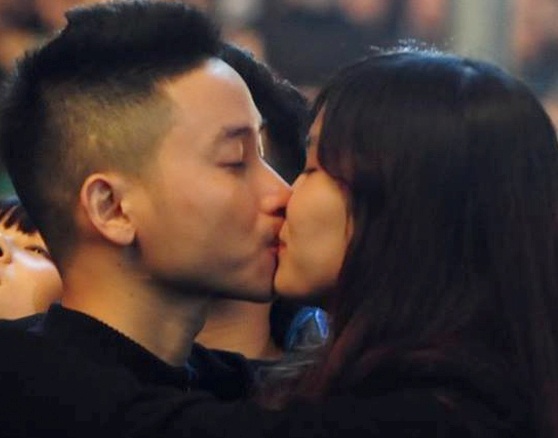 Nhung nu hon phut giao thua hinh anh