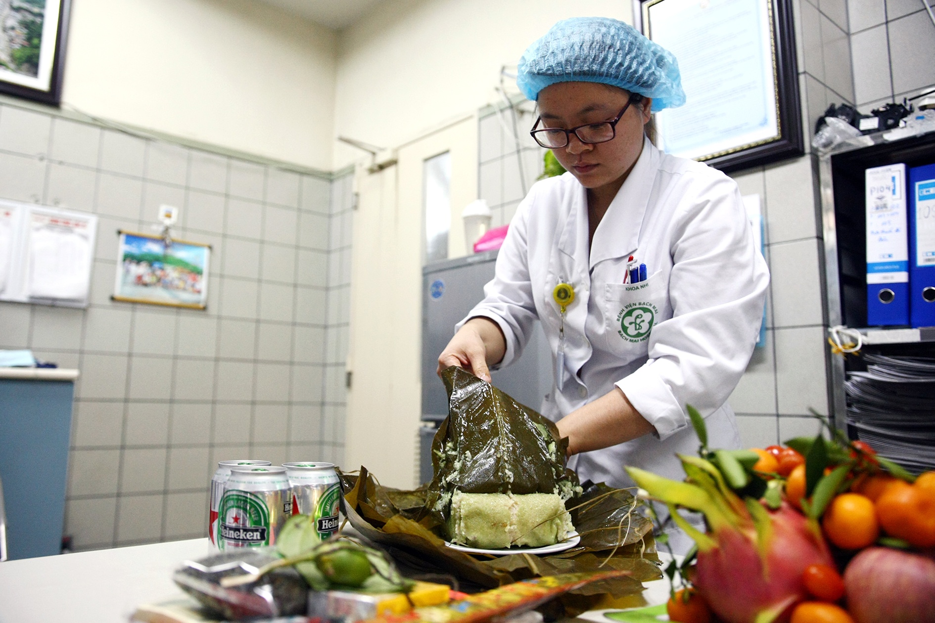 Dem truc giao thua cua nhung nguoi mac ao blouse trang hinh anh