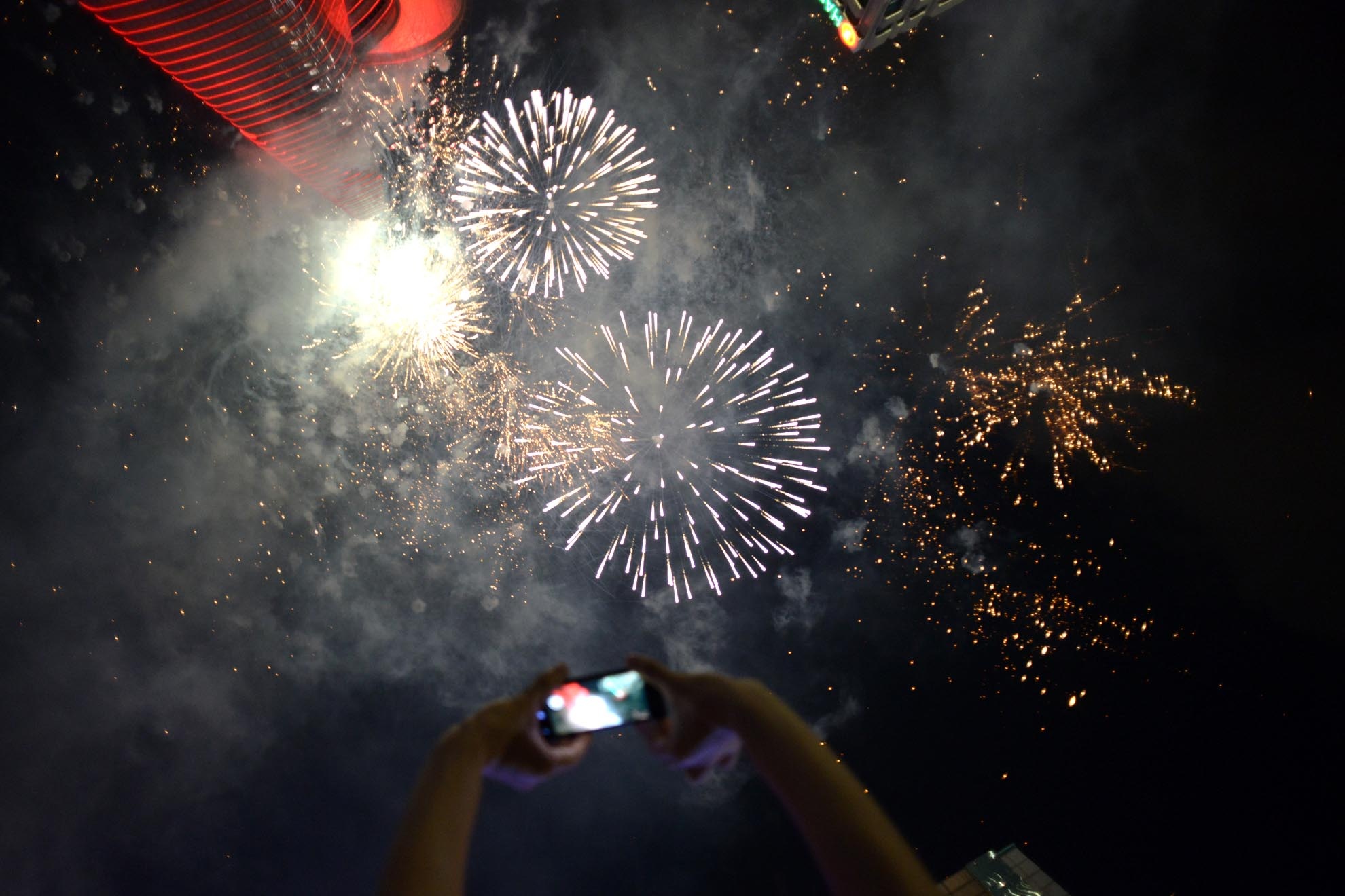 Nguoi Sai Gon nam tren pho di bo xem phao hoa hinh anh