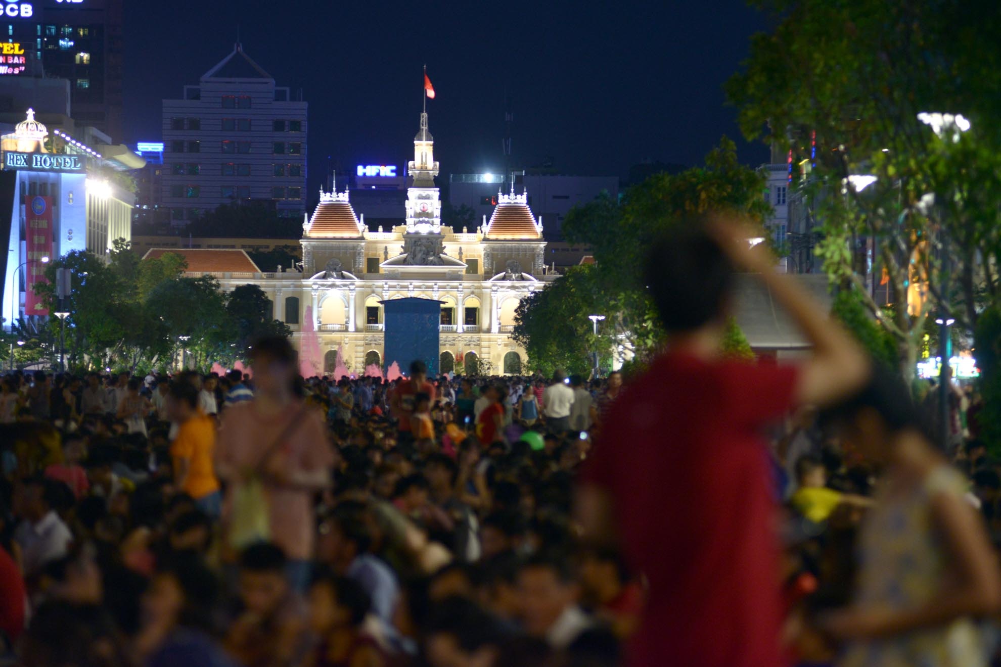 Từ 7 giờ tối, người dân Sài Gòn đã đổ về phố đi bộ Nguyễn Huệ để vui chơi và chờ xem bắn pháo hoa nghệ thuật. Phố đi bộ Nguyễn Huệ là một trong những công trình cực kỳ có ý nghĩa bởi nó mang đến cho thành phố mang tên Bác một bộ mặt mới mẻ, hiện đại và văn minh.