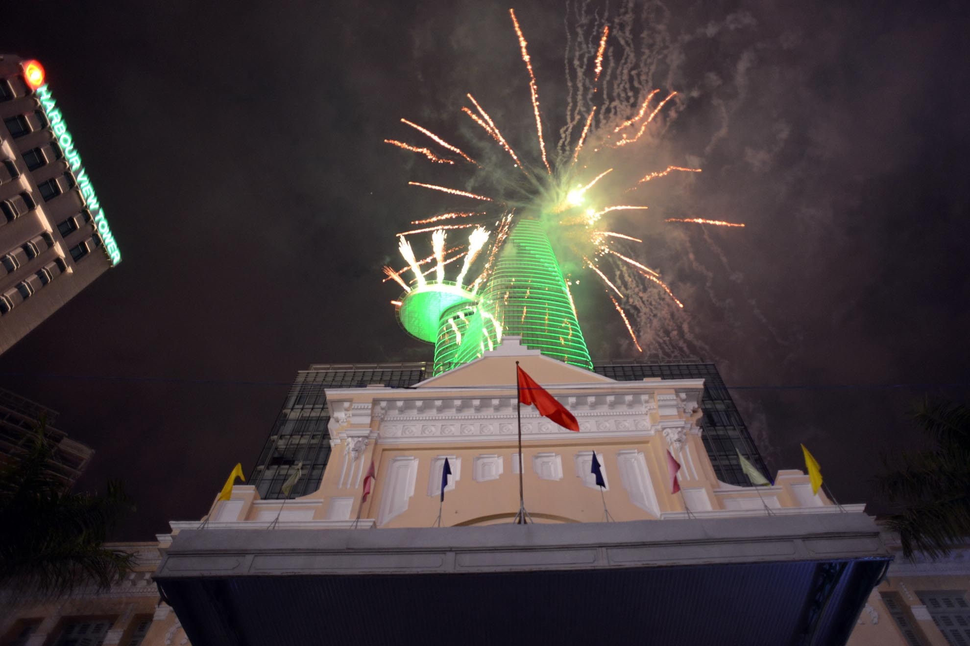 10 giờ đúng, màn trình diễn pháo hoa đặc sắc bắt đầu. Địa điểm bắn là trên sân bay trực thăng của toà nhà Bitexco- biểu tượng mới của Sài Gòn.