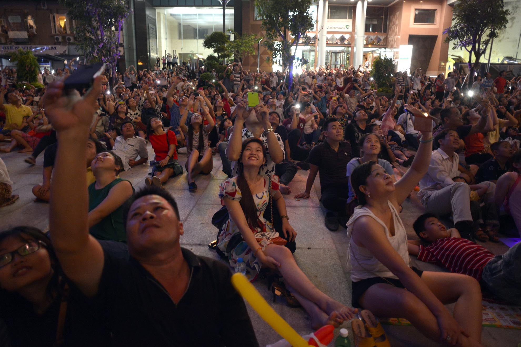 Màn trình diễn pháo hoa đặc sắc khiến người dân nhiều lần reo lên vì thích thú. Hàng nghìn người ngồi xuống nền đường lát đá theo dõi hơn 15 phút trình diễn.