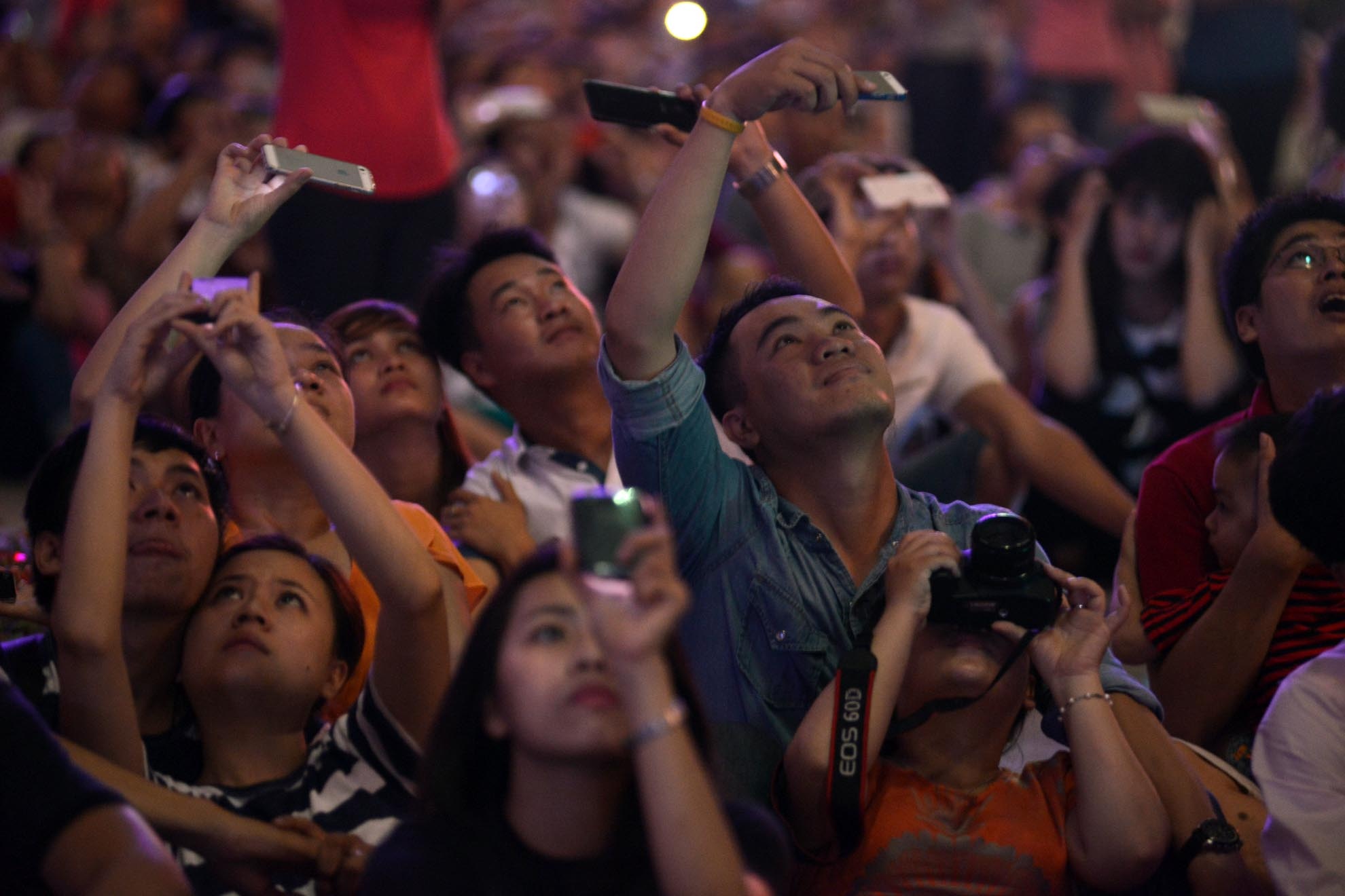 Cả biển người cùng mang máy ảnh, điện thoại ra ghi lại thời khắc vui vẻ, đáng nhớ.