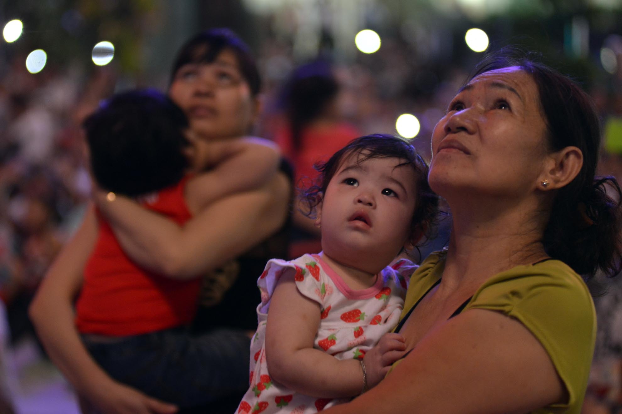 Hình ảnh ấn tượng đêm pháo hoa mừng đất nước 40 năm thống nhất sẽ đi theo các cô bé, cậu bé này nhiều năm liền.