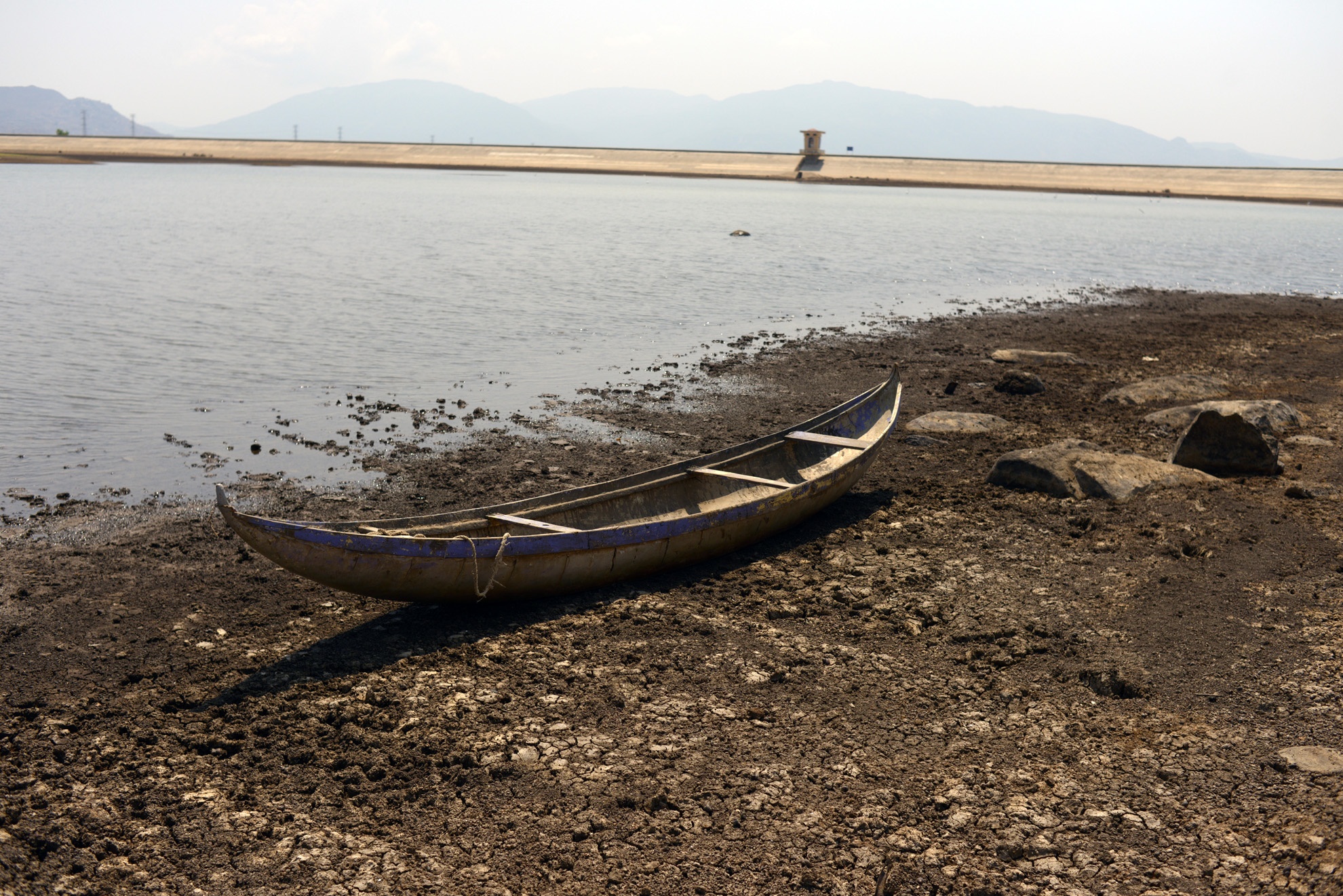 Hồ chứa nước Thành Sơn, xã Xuân Hải, Ninh Hải, Ninh Thuận đã cạn trơ đáy từ cuối tháng 4. Đây là nguồn nước phục vụ tưới tiêu cho hàng trăm ha ruộng lúa, hoa màu và là nước uống cho những đàn cừu hàng chục ngàn con. 