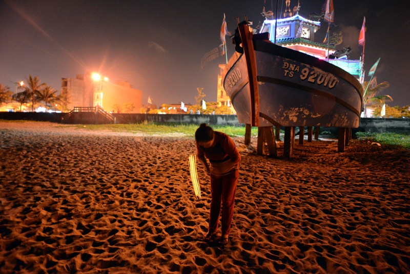 Cung com co bac tren ngoi mieu hinh con tau o Da Nang hinh anh