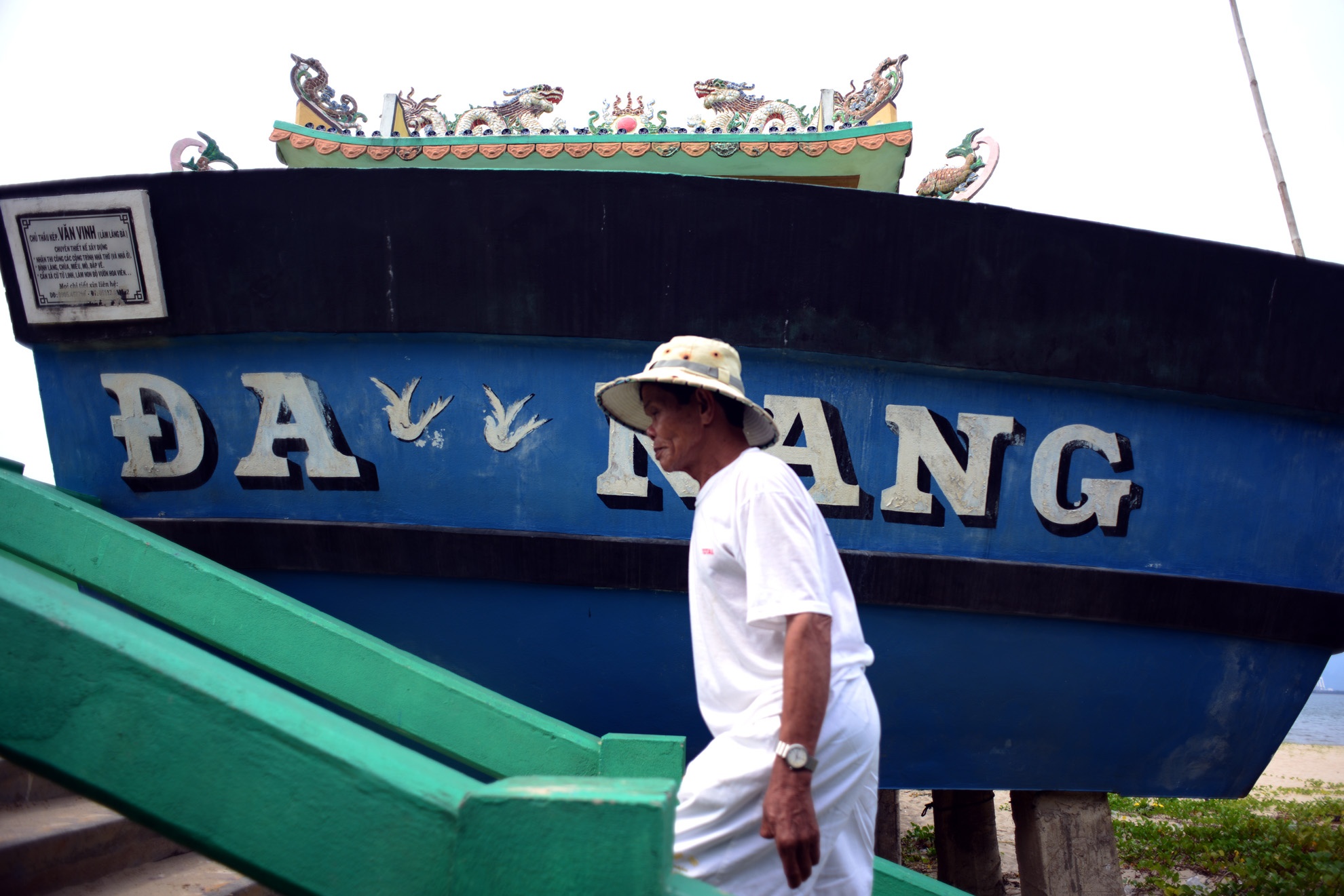 Miếu cô bác còn gọi là miếu làng Thanh An- Thanh Thuỷ nằm trên bãi biển Thanh Khê, quận Thanh Khê, Đà Nẵng trước vốn là một ngôi miếu nhỏ đã bị bảo tàn phá. Năm 2010, dân làng này xây dựng lại ngôi miếu với hình dáng một con tàu cá vững chãi tai địa điểm cũ. Gọi là miếu cô bác vì đó là nơi thờ cúng vong linh những người đã thiệt mạng trên biển không phân biệt là người ở đâu.