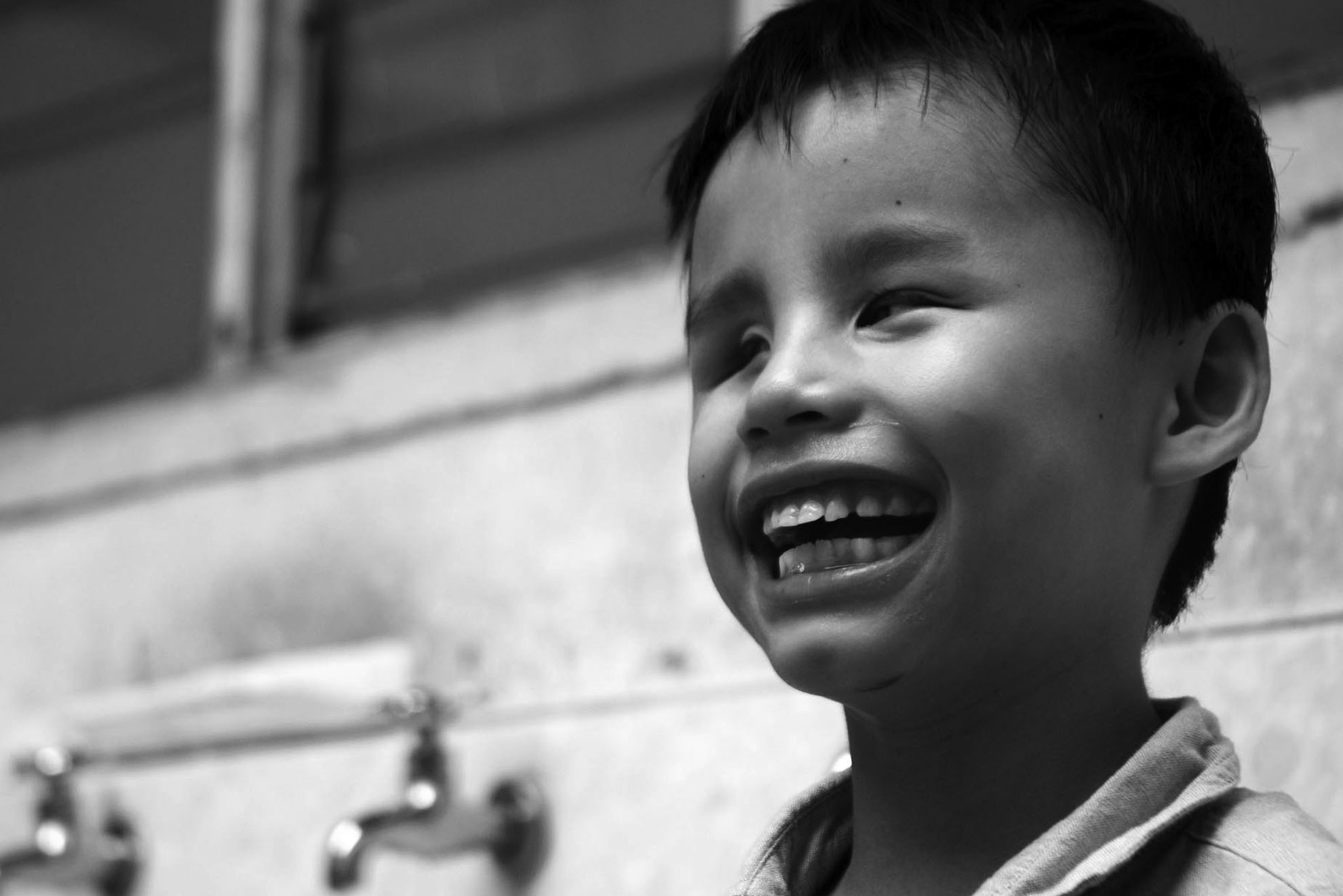 Và hát cười líu lo những bài được mẹ dạy cho trong những buổi tập luyện.