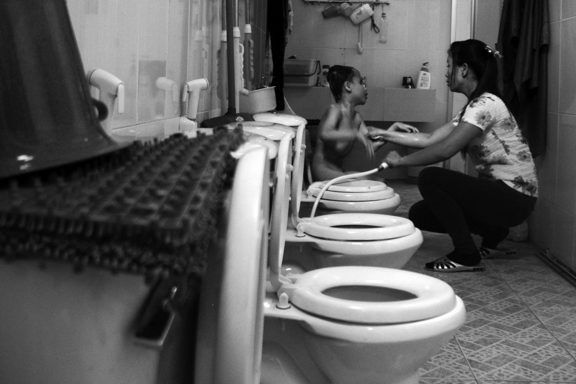 Nhìn con trai, chị Phương không khỏi mừng rỡ vì công sức mình bỏ ra không uổng phí. Chị chia sẻ “Người làm cha, làm mẹ đều mong muốn con được lành lặn, nhưng số phận không may thì mình phải giúp con vượt qua”.