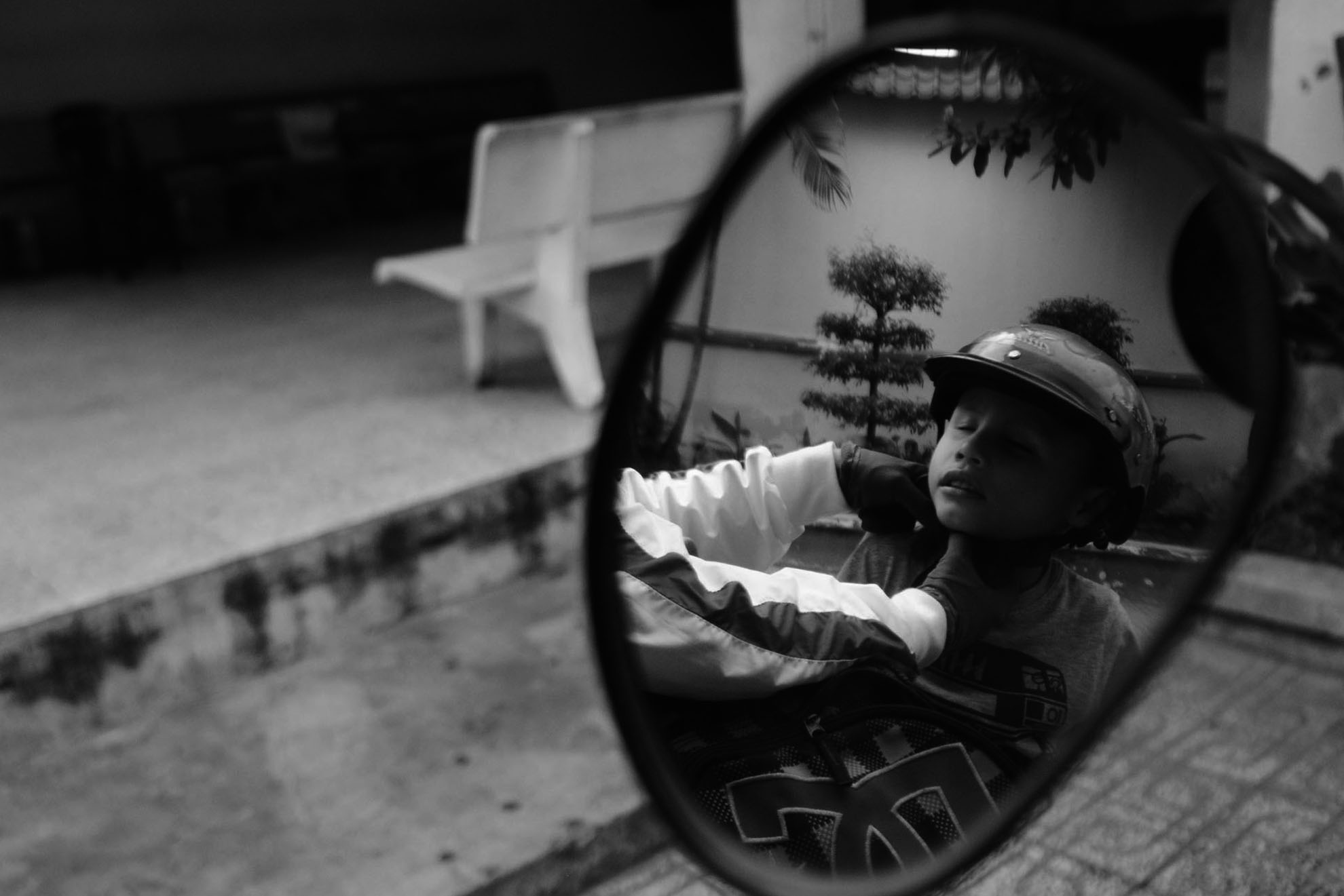 Nắng cũng như mưa, khỏe cũng như ốm chị Phương không bỏ sót một buổi học nào của con trai. Đi đường xa nguy hiểm, nhưng vì chị còn có con trai 3 tuổi ở nhà nên không thể ở lại Sài Gòn.