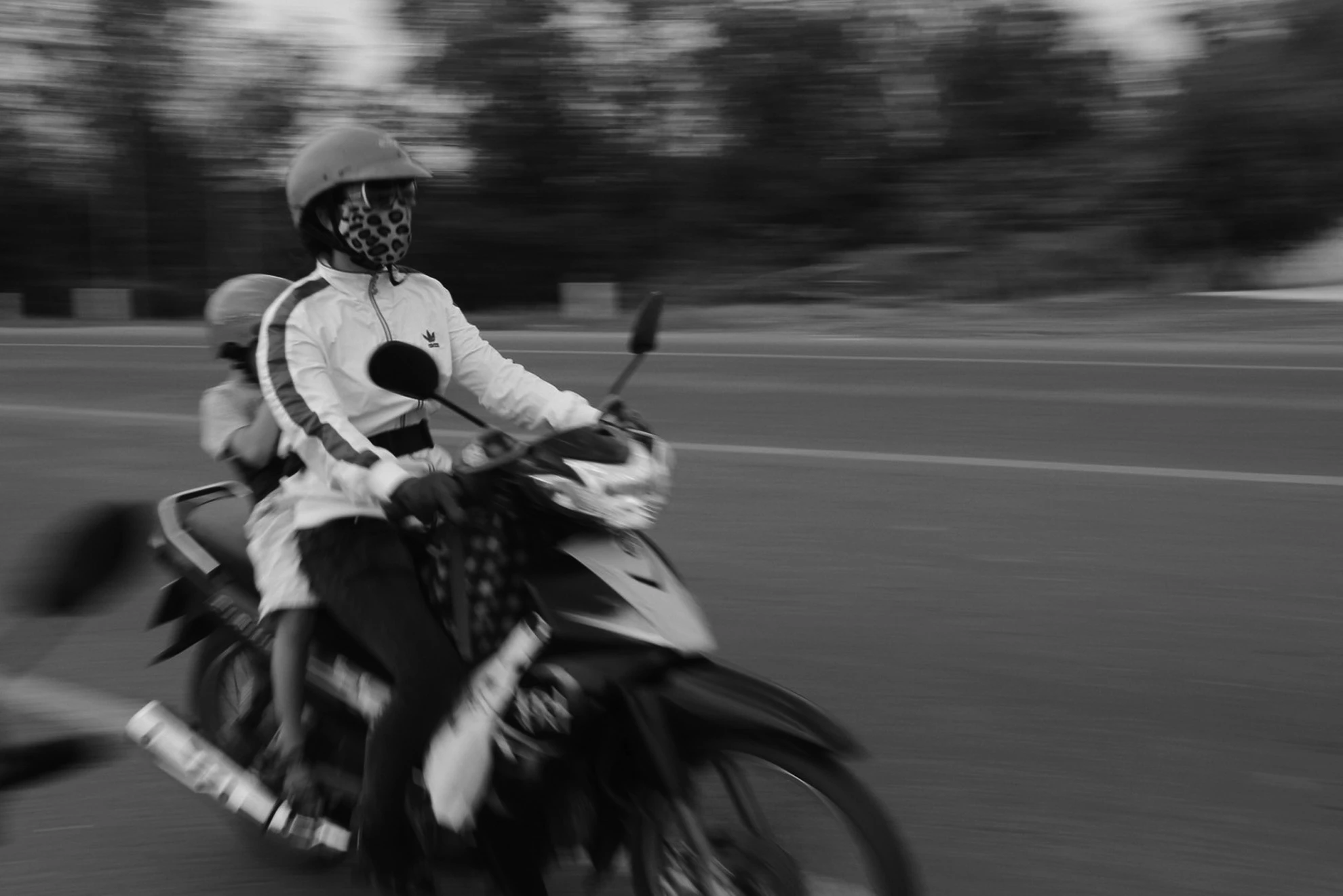 Từ ngày phải theo con trai, mọi công việc của chị đành gác lại. Gánh nặng cơm áo gạo tiền dồn lên đôi vai người chồng đang làm thuê ở Bình Phước. Dù khó khăn, nhưng chị chỉ mong con trai mình sớm đi lại được.