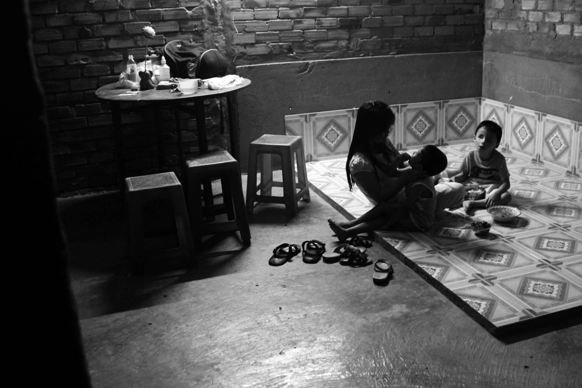 Trong căn nhà nhỏ với ít đồ đạc đơn giản là nơi tá túc của ba mẹ con chị và người mẹ chồng. Dù không mấy khá giả, nhưng lúc nào cũng đầy ắp tiếng cười và tình thương.