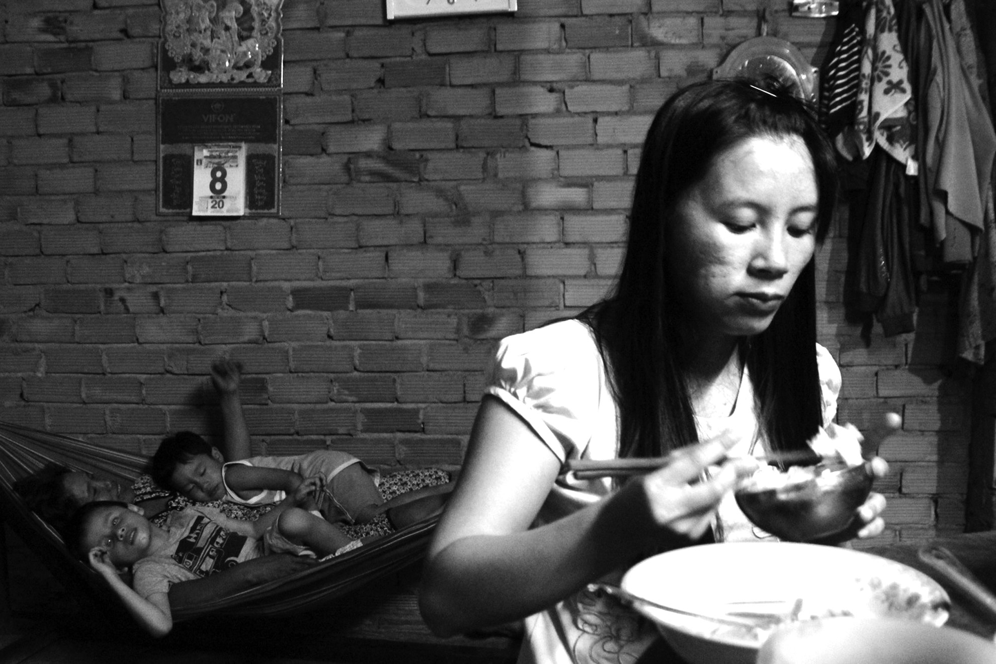 Người mẹ trẻ ăn vội miếng cơm khi các con trai đã chìm vào giấc ngủ. Tình yêu và hi vọng của người mẹ là động lực để chị bước tiếp cùng con trai trên chặng đường khó khăn.