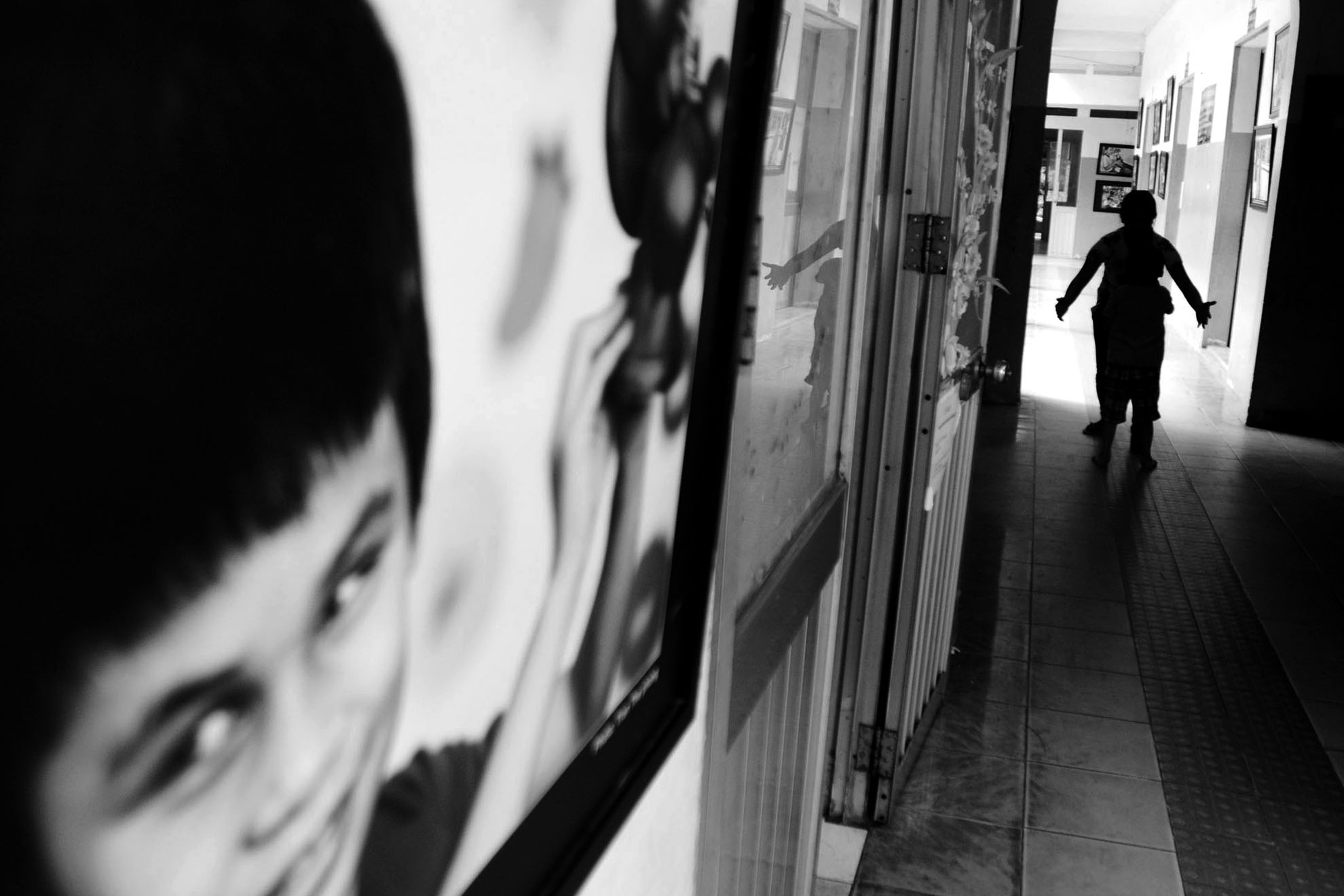 Nhiều người khi đến trường phổ thông đặc biệt Nguyễn Đình Chiểu (quận 5, TPHCM) sẽ không khó để bắt gặp cảnh tượng một người phụ nữ đang ân cần dìu dắt từng bước đi cho một đứa trẻ. Đó là chị Nguyễn Thị Phương (26 tuổi, ngụ xã Phước Kiểng, huyện Gò Công Đông, Tiền Giang) đang tập đi cho cậu con trai 5 tuổi Đặng Nguyễn Tuấn Kiệt bị mù và bại liệt từ nhỏ.