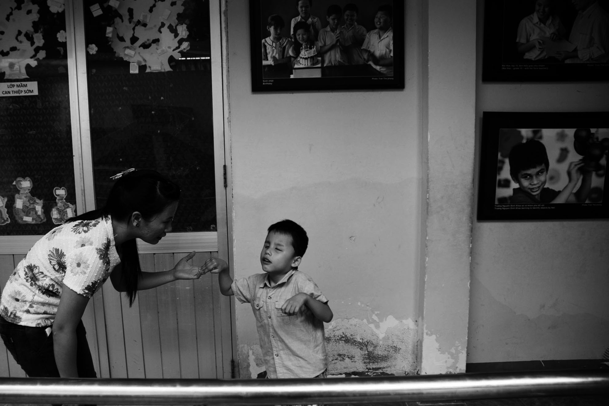 Chị được người quen giới thiệu cho con trai tới theo học trường Nguyễn Đình Chiểu, nhưng vì trường chỉ nhận học sinh có hộ khẩu thành phố nên chị Phương đành chở con về. “Việc xin vào trường lúc này coi như hết hi vọng, may sao các sư thầy ở chùa Vĩnh Nghiêm biết hoàn cảnh nên giúp đỡ để con tôi có thể theo học”. Chị Phương tâm sự.