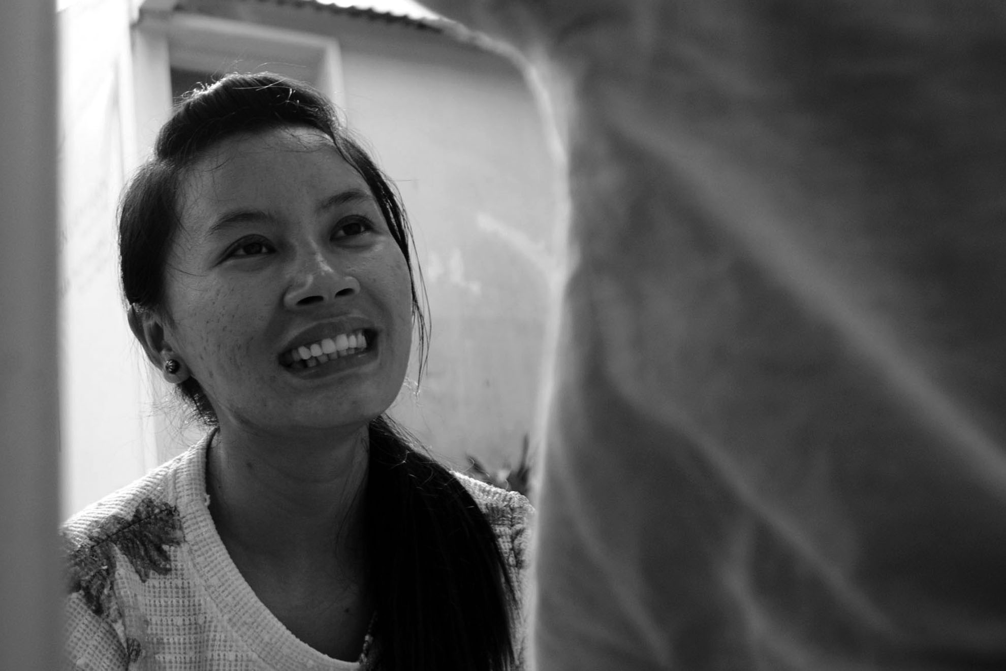 Trong lớp, chỉ mình Kiệt thuộc trường hợp đa tật nên muốn hòa nhập với bạn bè cần phải tập luyện nhiều. Mỗi ngày Kiệt ngồi lớp, chị Phương ngồi bên cạnh vừa giúp con vừa theo dõi các bài tập của giáo viên để tập thêm cho Kiệt.