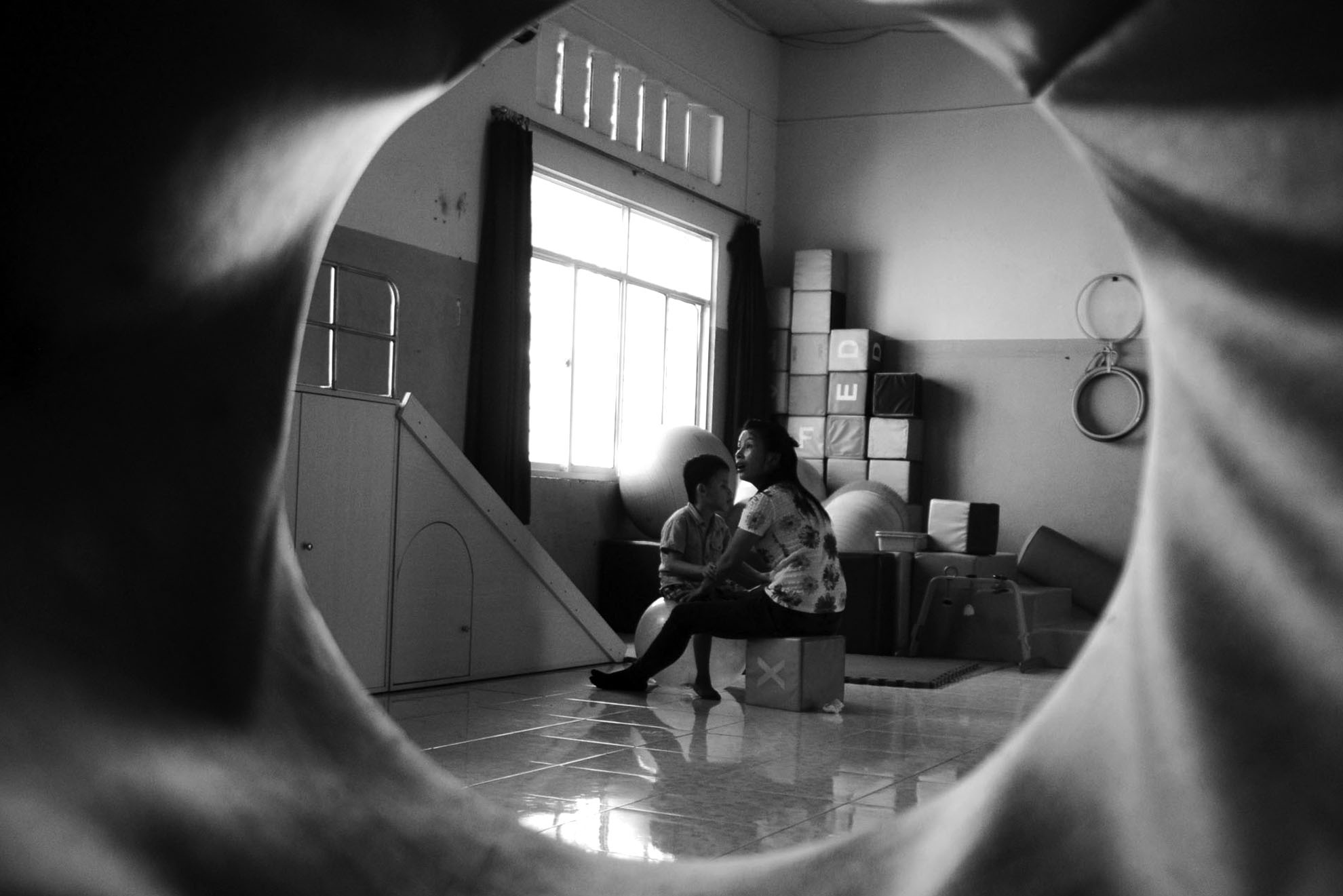 Chị Phương tâm sự “Cả ngày khom người giữ thăng bằng cho con, tối về đau như muốn gãy lưng nhưng thấy con tiến bộ từng ngày, người làm mẹ như tôi cũng an ủi phần nào”.