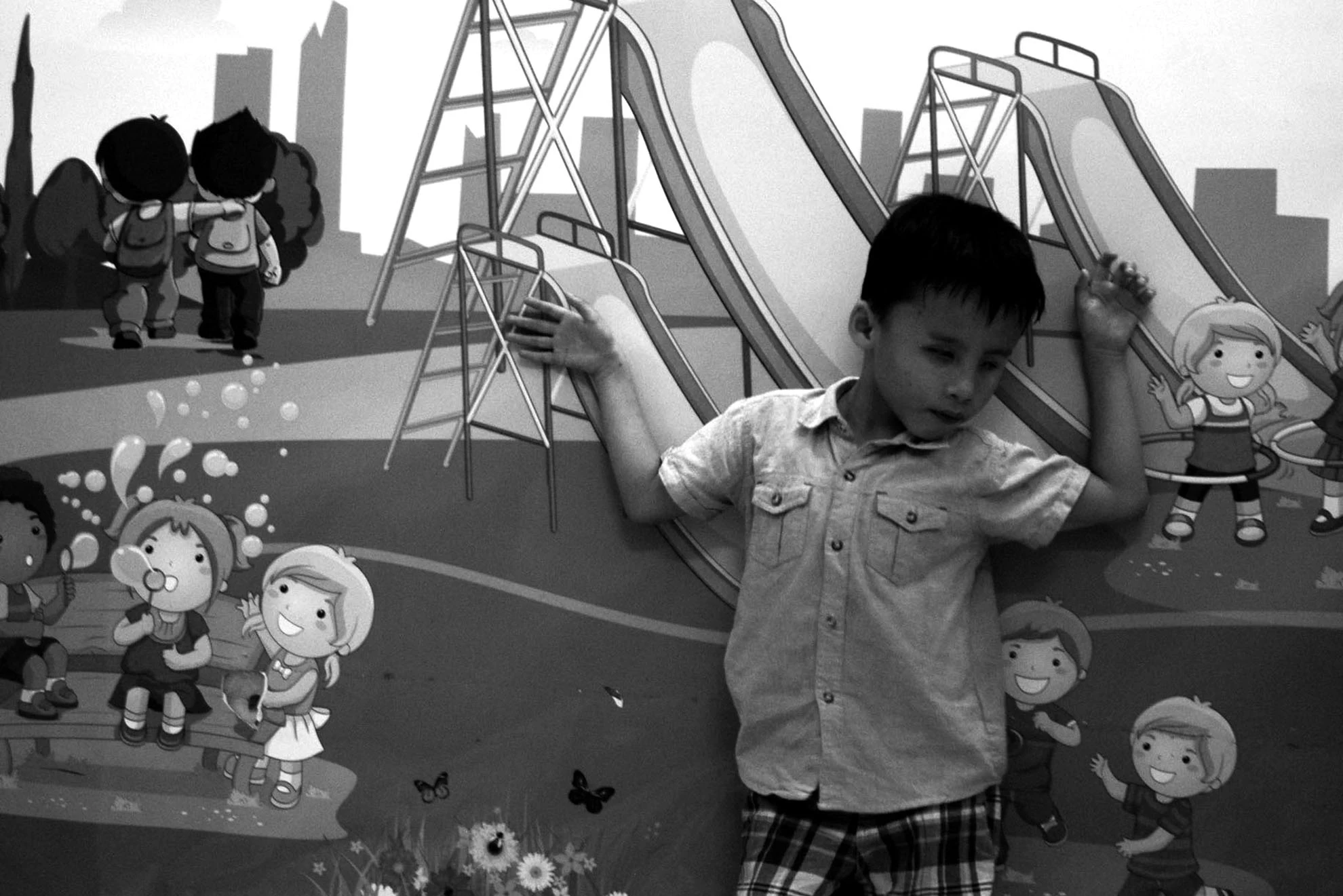 Từ một cậu bé chỉ nằm liệt giường, giờ đây Kiệt đã có thể tự đứng và tựa mình vào mép tường để chập chững những bước đi đầu tiên…