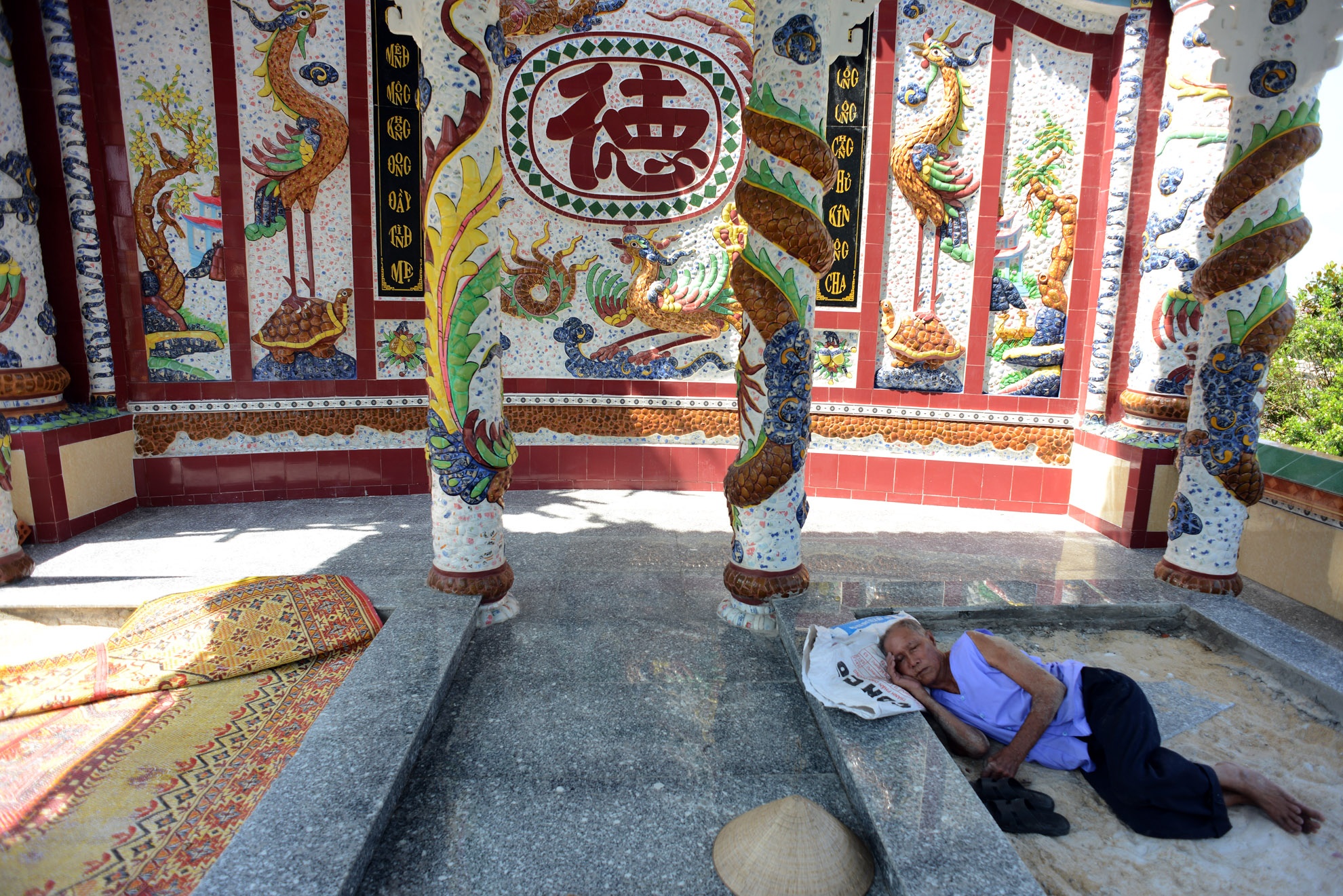 Xay lang mo hoanh trang cho ca nguoi song va chet hinh anh