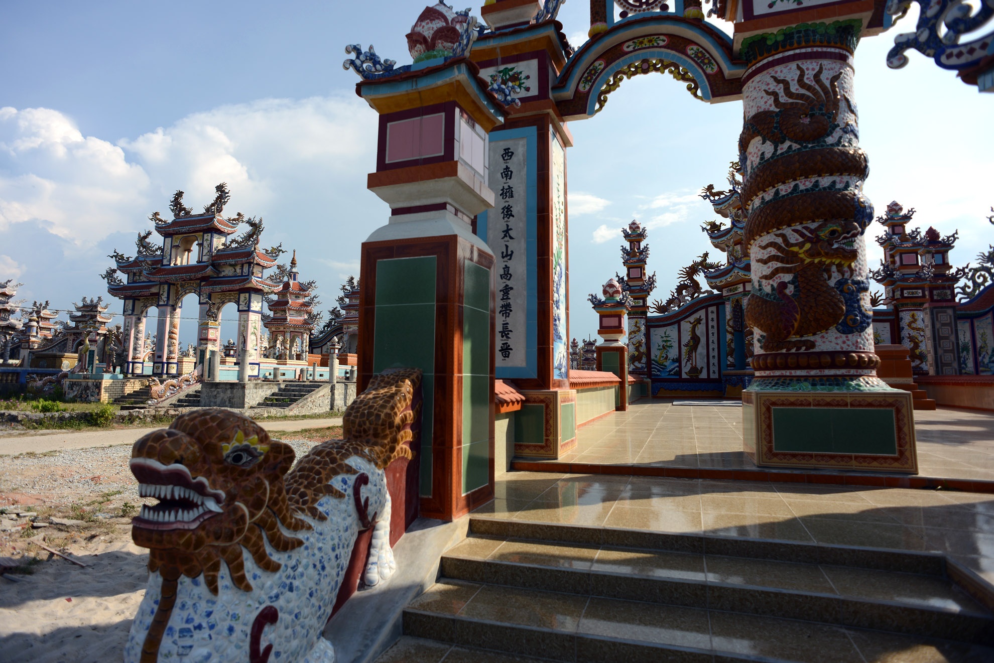 Những lăng mộ có giá trị từ vài trăm triệu đến hàng tỷ đồng đòi hỏi rất cao về mặt thẩm mỹ mà nghề kép chính là chìa khoá để tạo nên sự khác biệt. Ông Hồ Khinh, 83 tuổi đang trông coi công trình lăng mộ của gia tộc trị giá 600 triệu đồng cho biêt: 