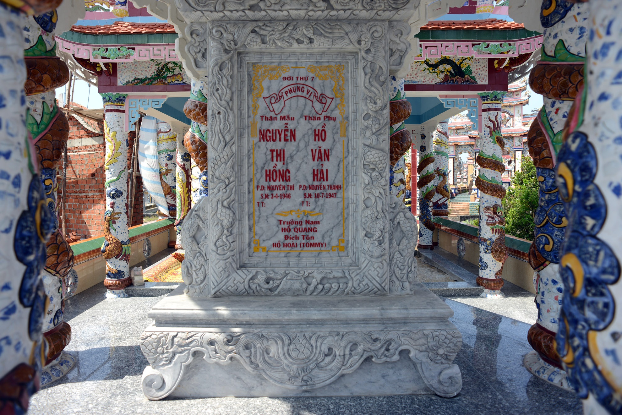 Điều đáng kinh ngạc là có cả những lăng mộ xây dành cho người còn sống. trên tấm bia này, người ta chỉ thấy năm sinh của chủ nhân và để trống năm mất bởi chủ nhân của nó hiện vẫn đang sống khoẻ mạnh ở nước ngoài.