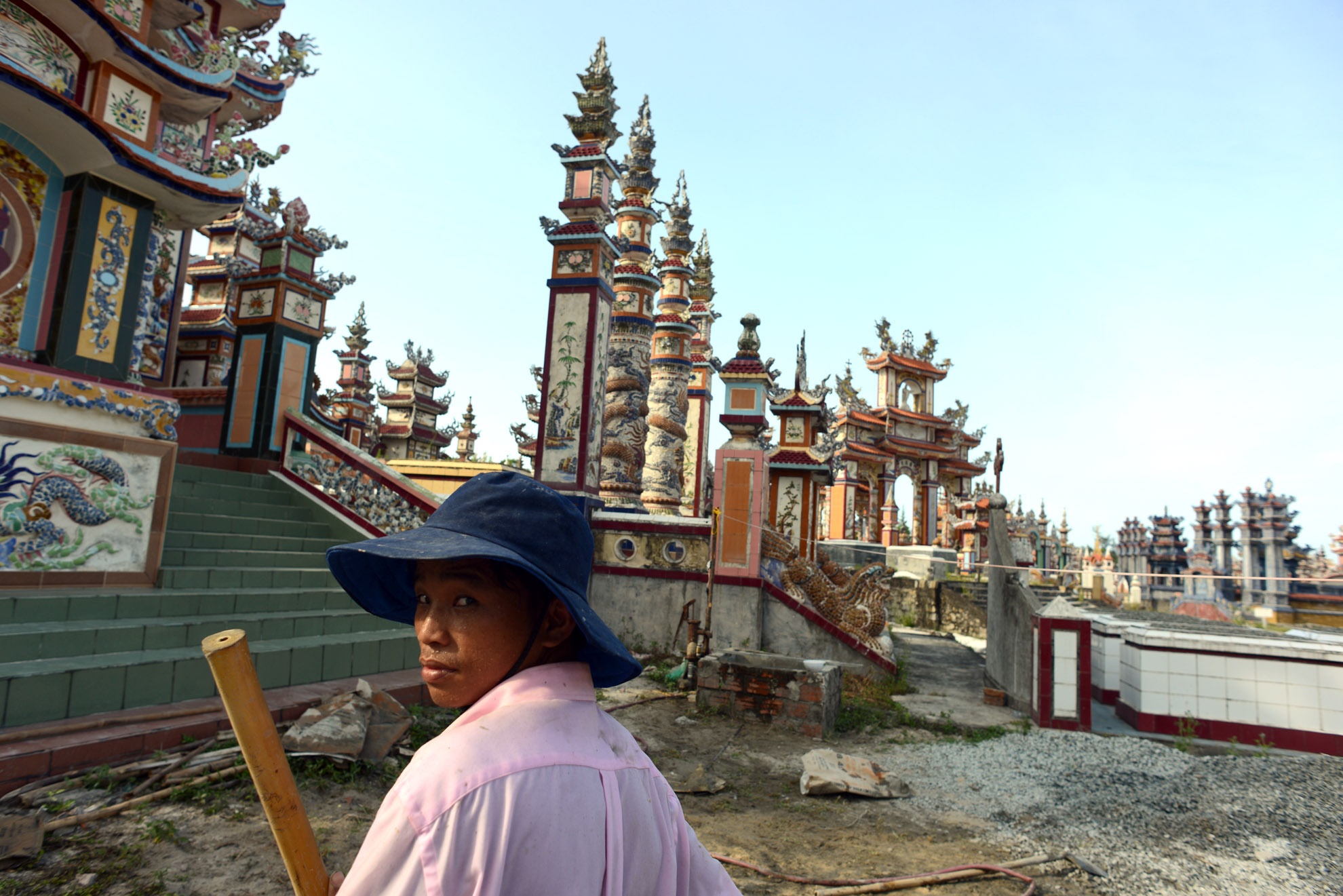 Ở An Bằng, đã có nhiều biệt thự, nhà vườn xây dựng hoành tráng dành cho người sống tuy nhiên phần lớn người dân vẫn còn rất vất vả. Nhiều người nói tếu táo: 