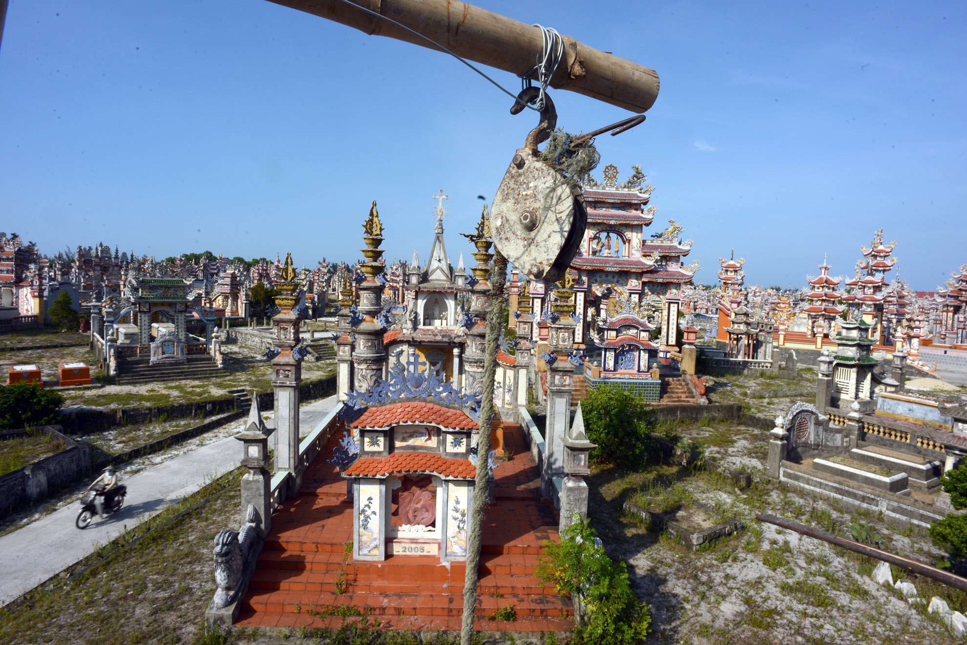 Các mỹ từ dùng để nói về nghĩa trang làng An Bằng như: Thành phố lăng mộ, thành phố tâm linh...không khiến cho nơi đây trở nên bớt u ám, lạnh lẽo. Việc xây dựng các lăng mộ không ngừng nghỉ khiến nó hợp với danh hiệu 