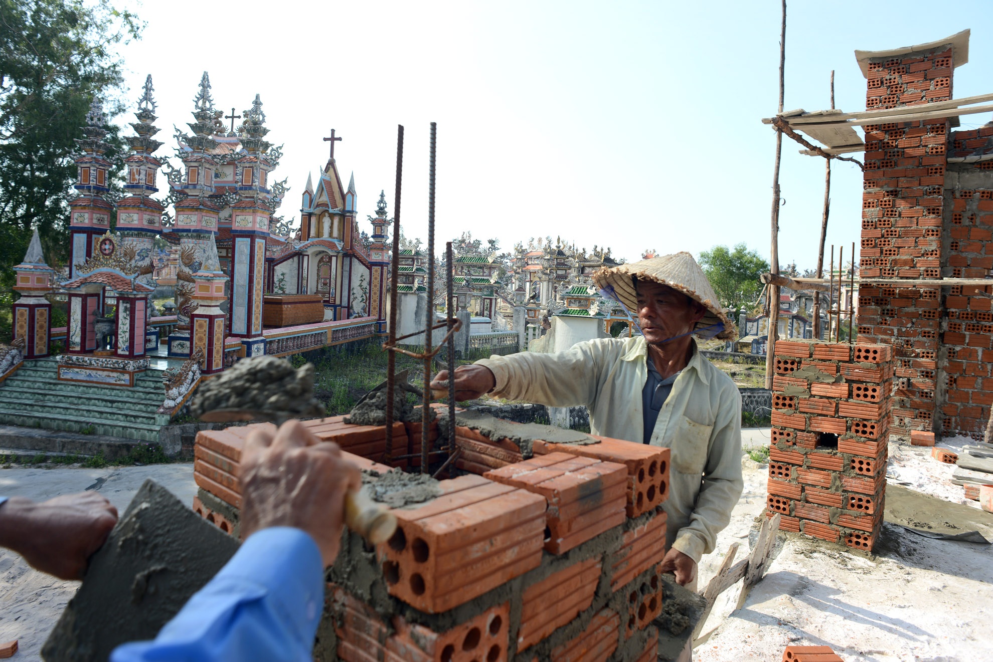 Người dân làng An Bằng rất tự hào về khi nghĩa trang của làng. Cuộc tranh đua xây dựng lăng mộ diễn ra gay gắt giữa các gia đình, dòng họ. Một người dân khẳng định có lăng mộ đang xây với kinh phí dự trù lên đến hơn <abbr class=