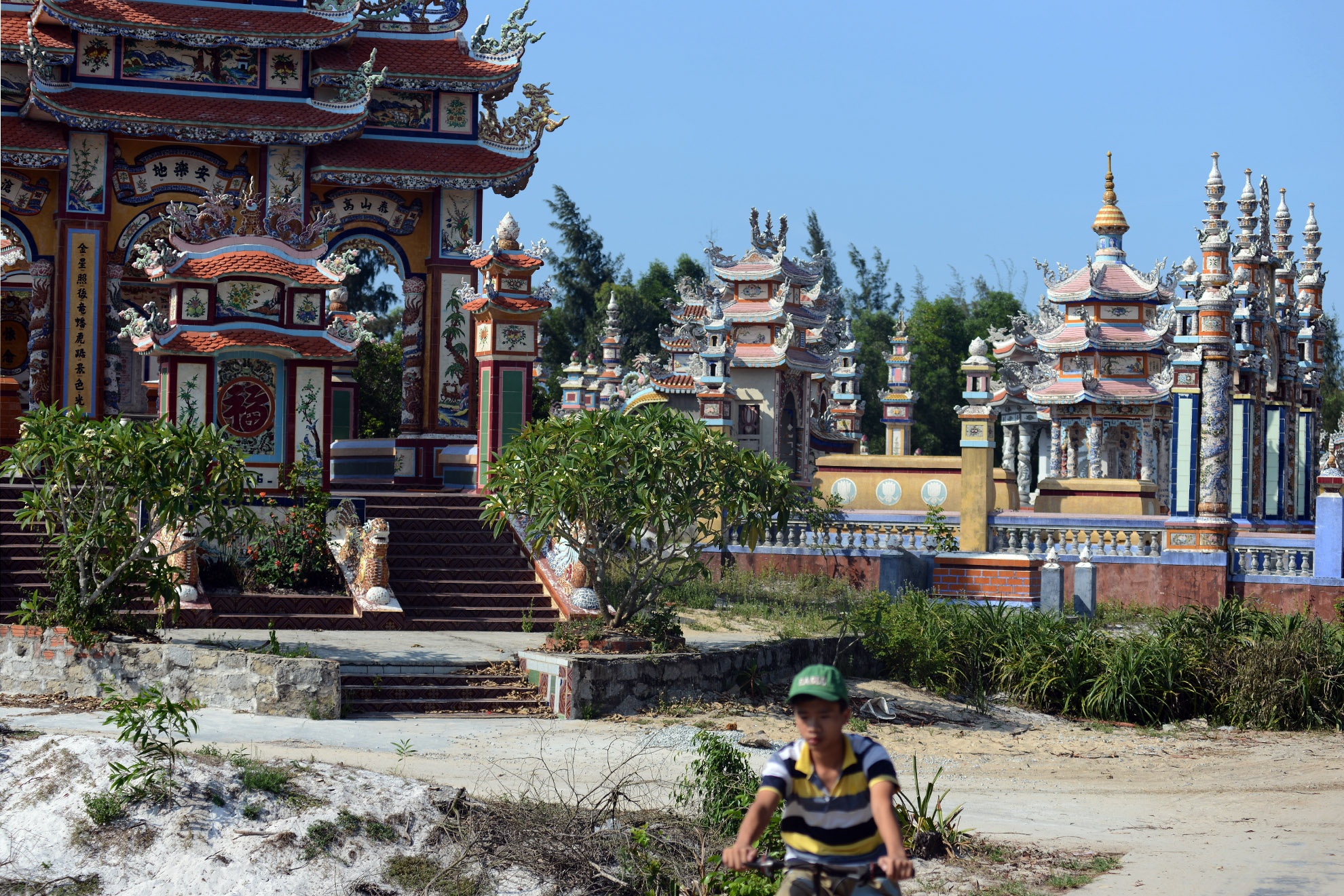 Làng An Bằng, xã Vinh An, Phú Vang, Thừa Thiên- Huế là một làng chài mà người dân chủ yếu đánh bắt gần bờ. An Bằng trở nên nổi tiếng từ thập kỷ 90 thế kỷ trước bởi khu nghĩa trang của làng được thân nhân từ nước ngoài gửi tiền về xây lăng mộ cho ông bà, cha mẹ. Những lăng mộ này hoàn toàn đối lập với cuộc sống, nhà cửa của cư dân khiến nó được mệnh danh là: Thành phố chết, thành phố tâm linh...