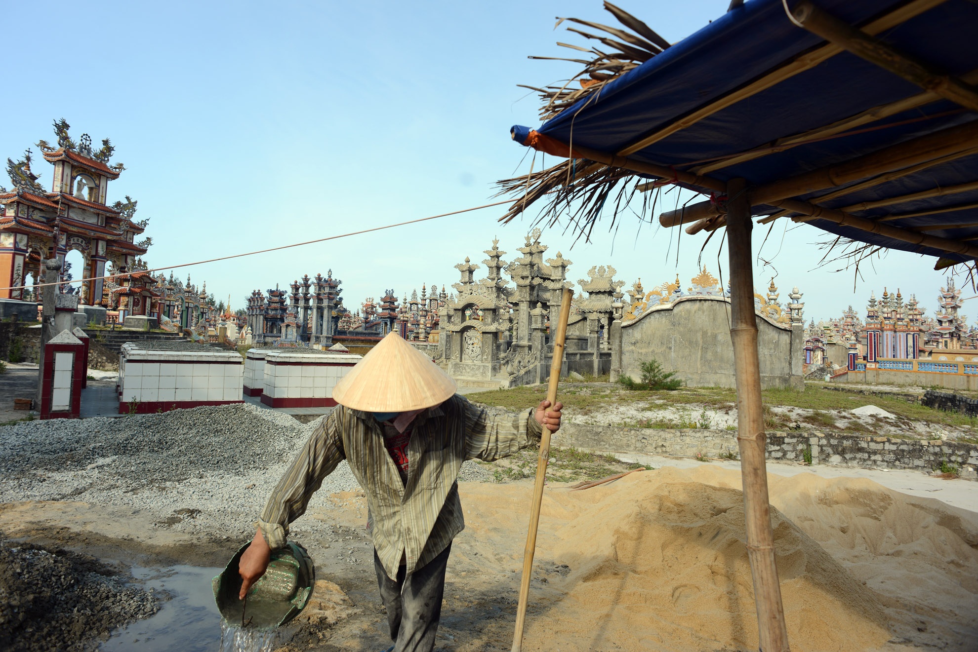 Việc xây dựng lăng mộ dường như chưa bao giờ ngừng nghỉ đây ( trừ những tháng mưa gió)