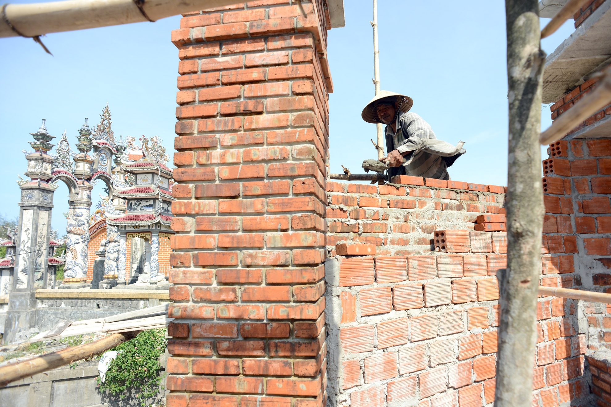 Các lăng mộ được xây dựng hoành tráng, lộng lẫy với giá từ vài trăm triệu đến vài tỷ đồng. Người dân ở đây 