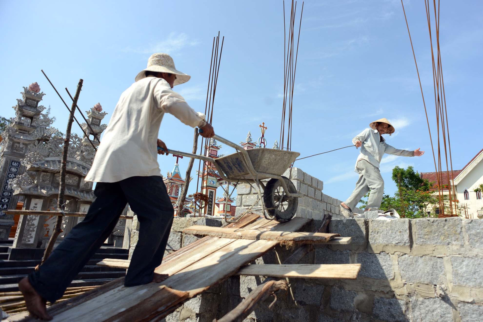 Một lăng mộ được đầu tư lớn đang trong quá trình làm móng. Theo các thợ xây, chỉ riêng tiền công trả cho thợ đã ngốn hết 300 triệu đồng. Móng của lăng mộ này cao hơn 4 mét tính cả phần âm dưới mặt đất.