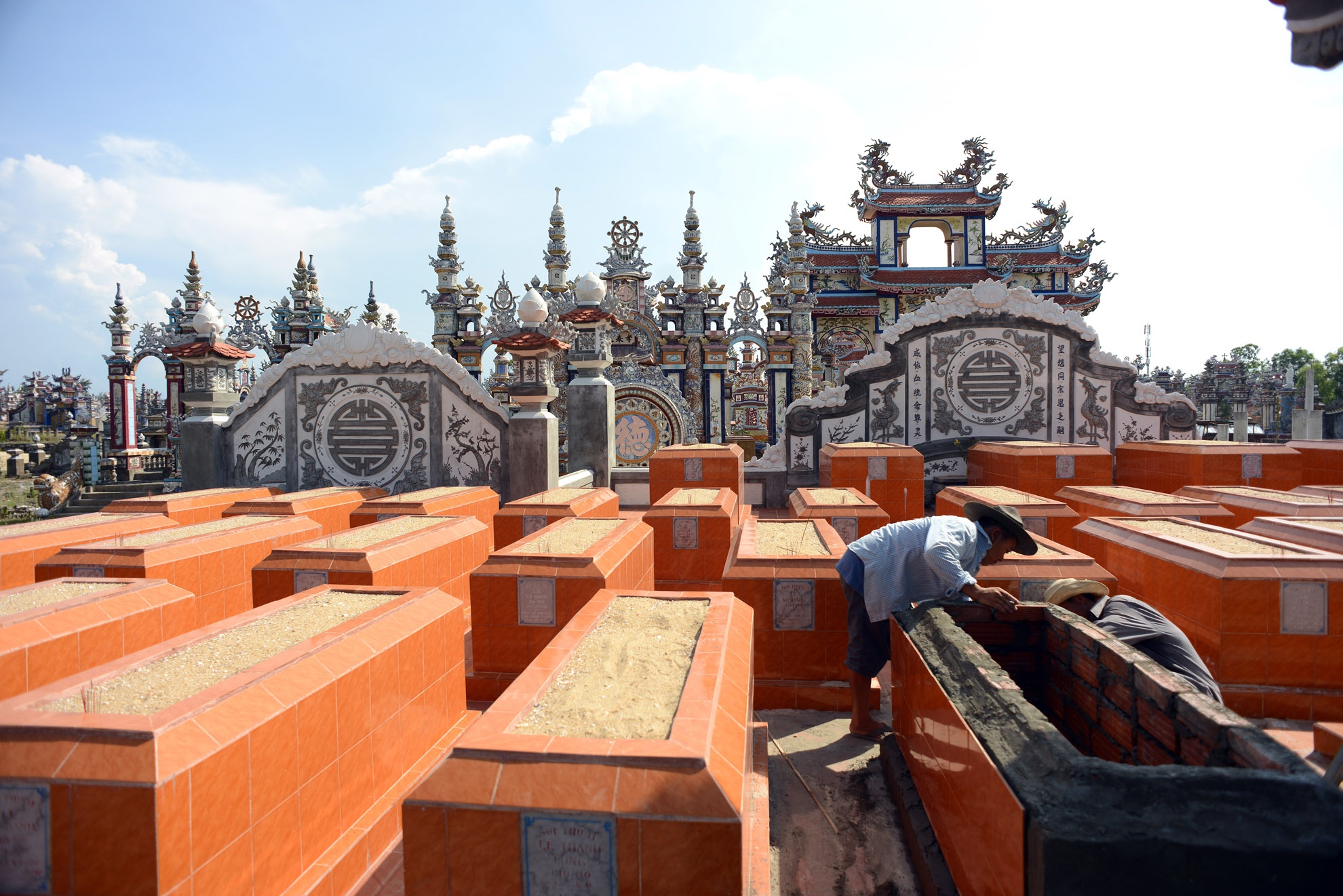 Những lăng mộ có thể được xây dựng riêng cho 1 hoặc 2 người nhưng cũng có những lăng mộ được xây dựng chung cho cả dòng họ.   