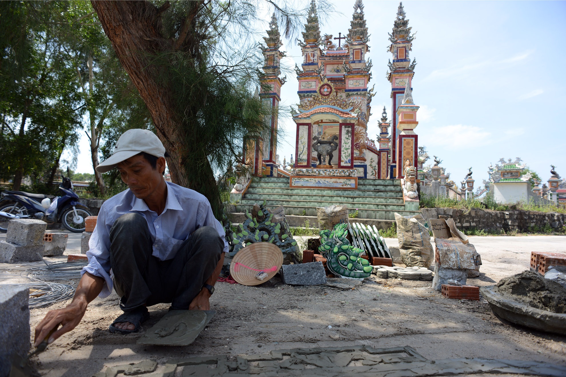Anh Trần Bảo, một thợ kép có hơn 20 năm trong nghề ở xã Vinh Thanh cho biết: Ở đây không lúc nào hết việc để làm. Trong 20 năm nay, anh Bảo đã nhận thầu gần 300 công trình lăng mộ, nhà thờ họ ở An Bằng và các xã trong vùng.