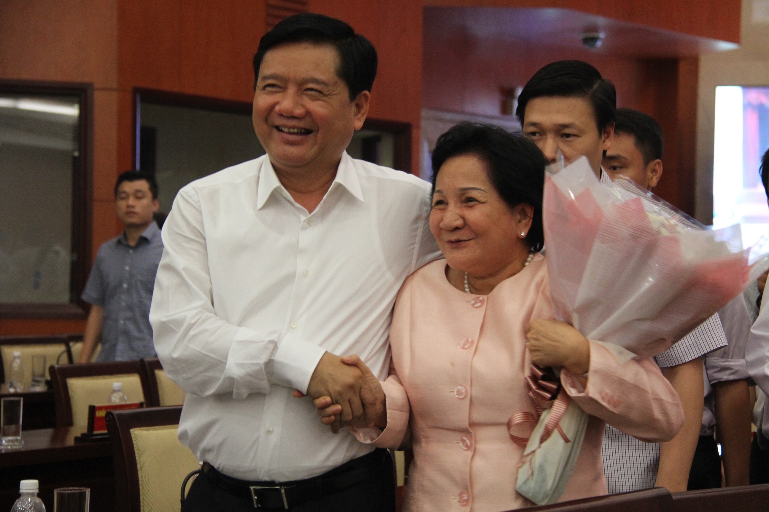 Ong Thang yeu cau dua can bo nhung nhieu ra khoi bo may hinh anh