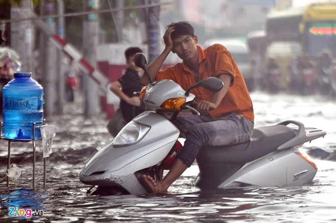 xe bom chong ngap o Sai Gon anh 1