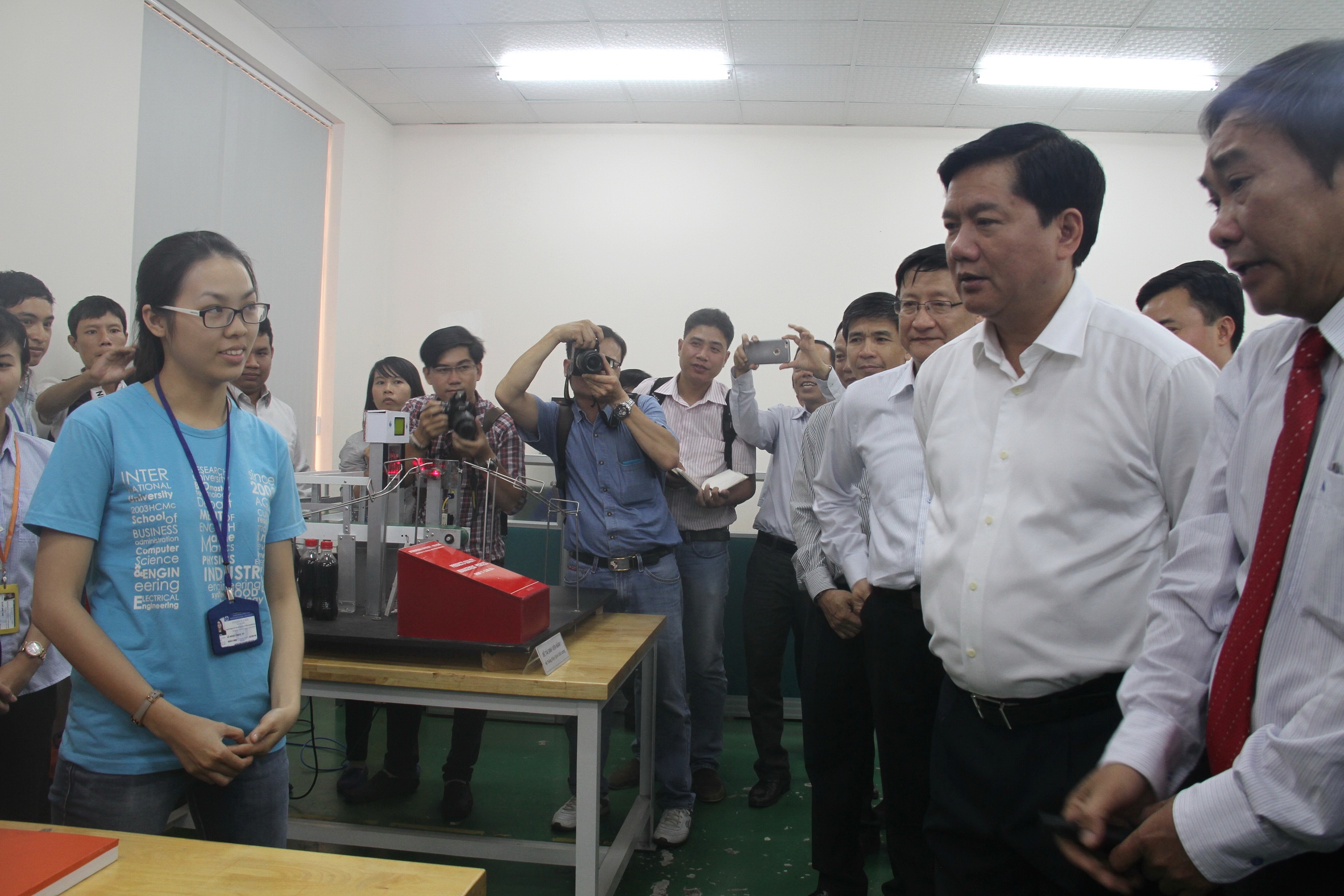 Bi thu Dinh La Thang tham Dai hoc Quoc gia TP HCM anh 1