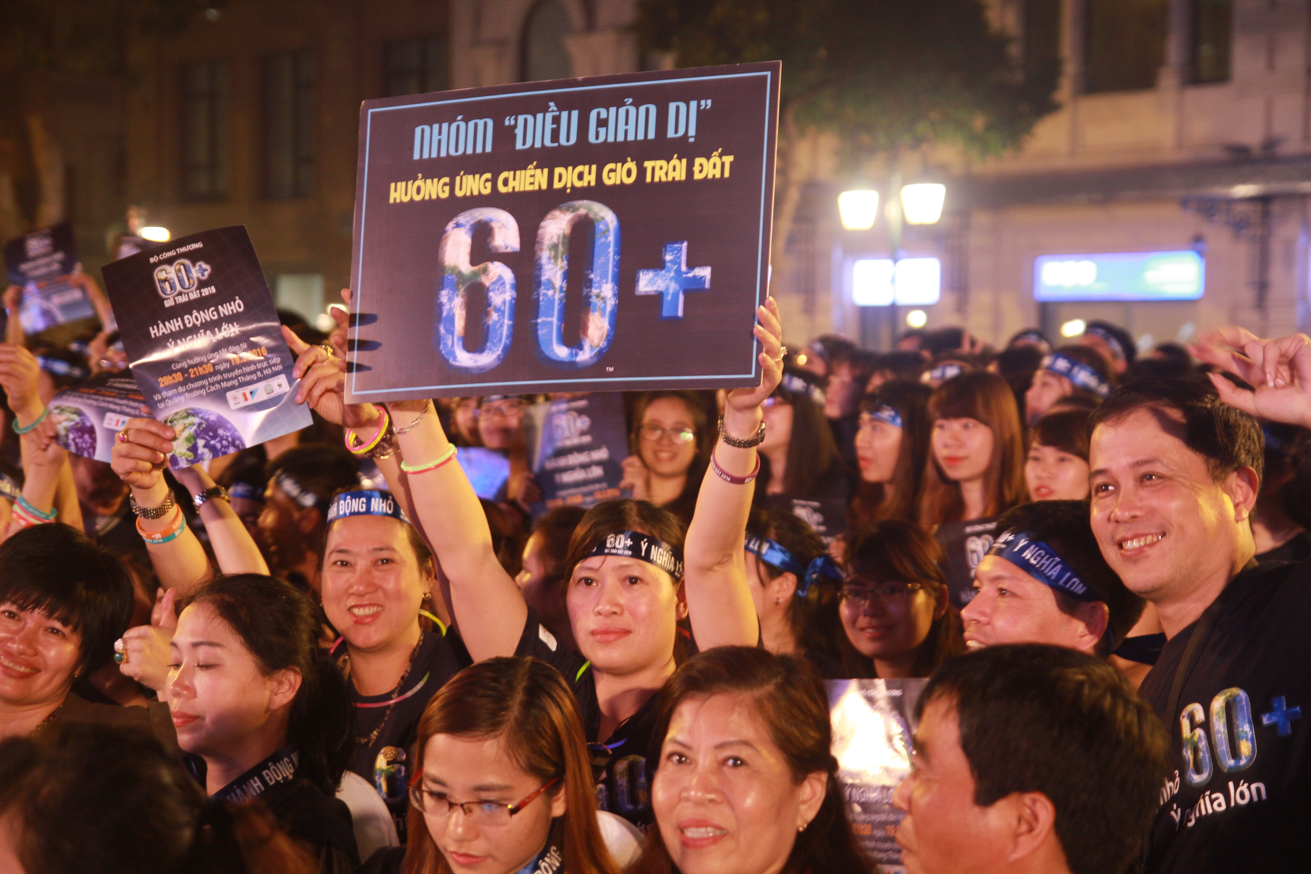 Gioi tre thu do xuong pho huong ung Gio Trai dat hinh anh