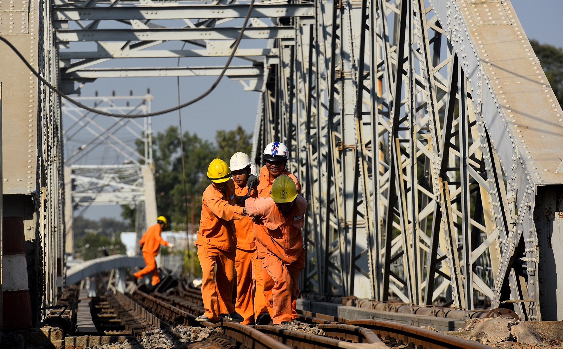 3 nhan vien gac cau Ghenh cuu doan tau trong gang tac hinh anh