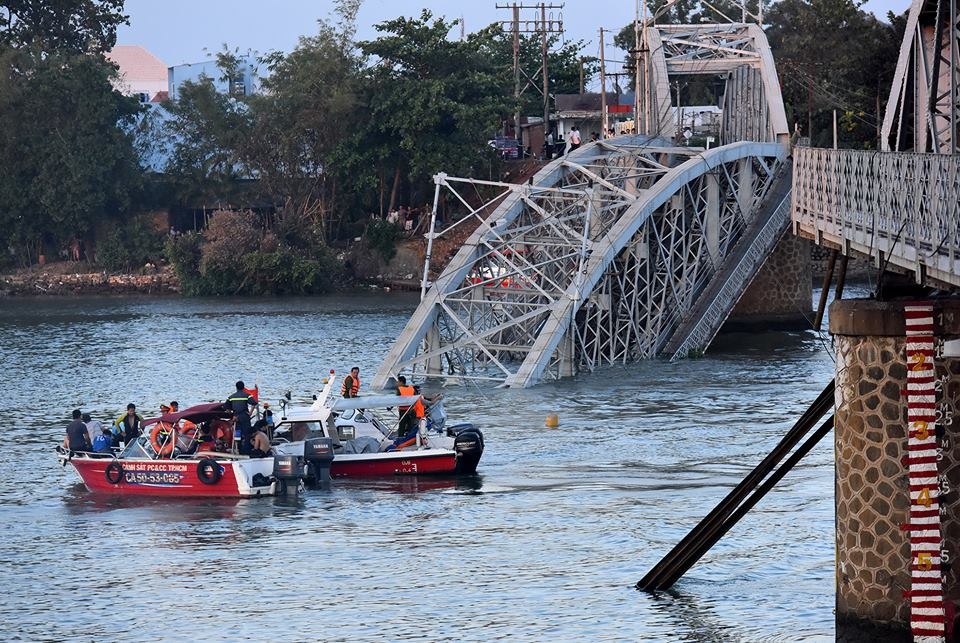 Vu sap cau Ghenh: Tai cong khong hieu dong chay thuy trieu hinh anh