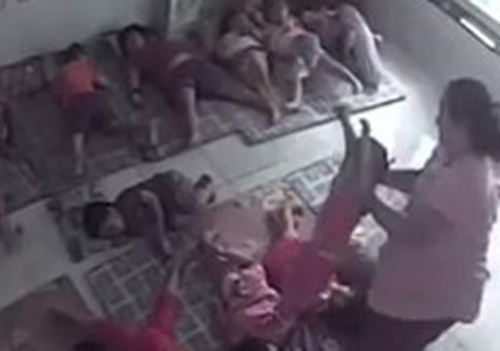 Co giao nem tre nhu thu bong khoc noi loi xin loi hinh anh