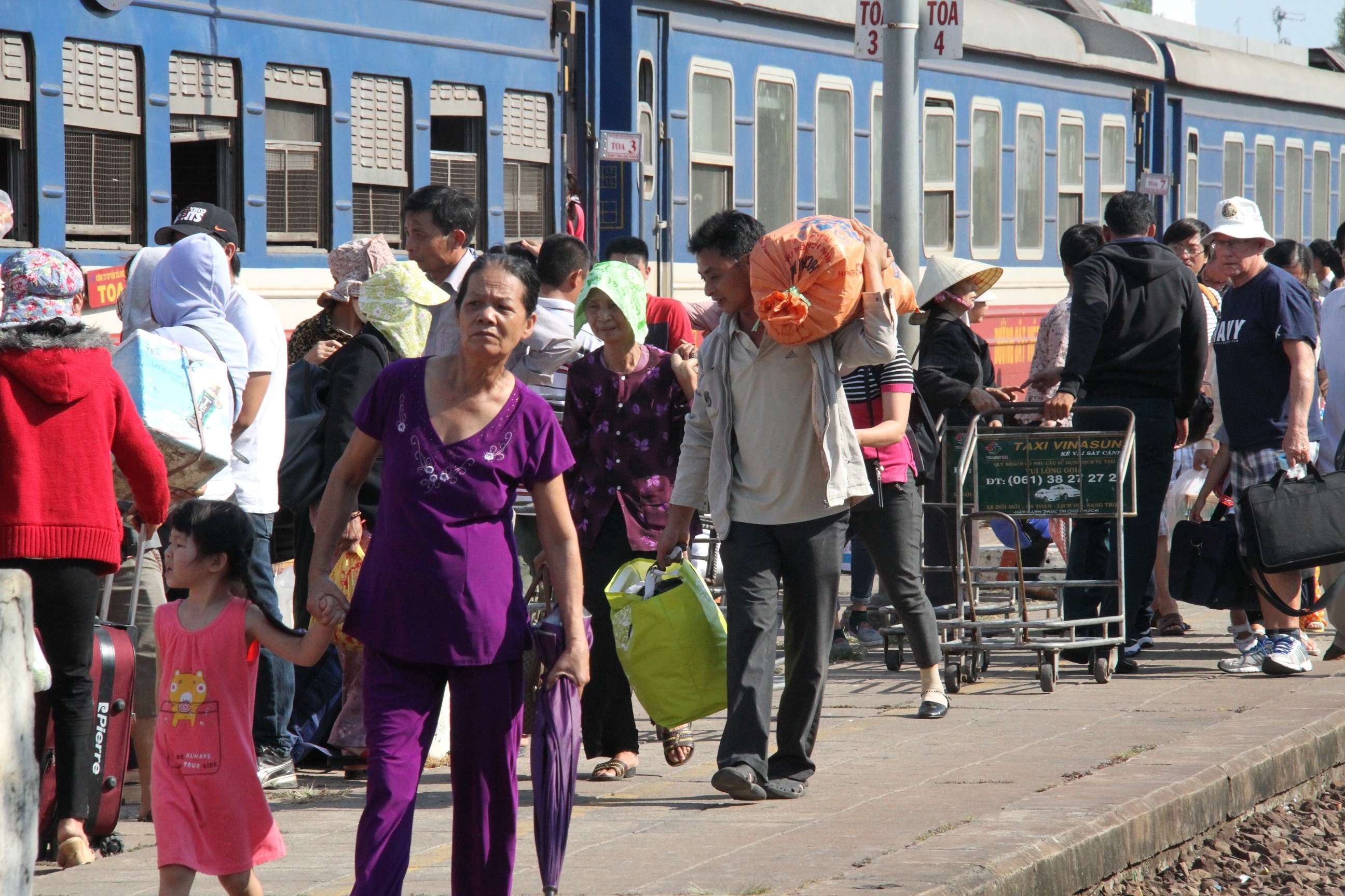 Khai thac chuyen tau ngan Sai Gon - Di An trong thang 4 hinh anh