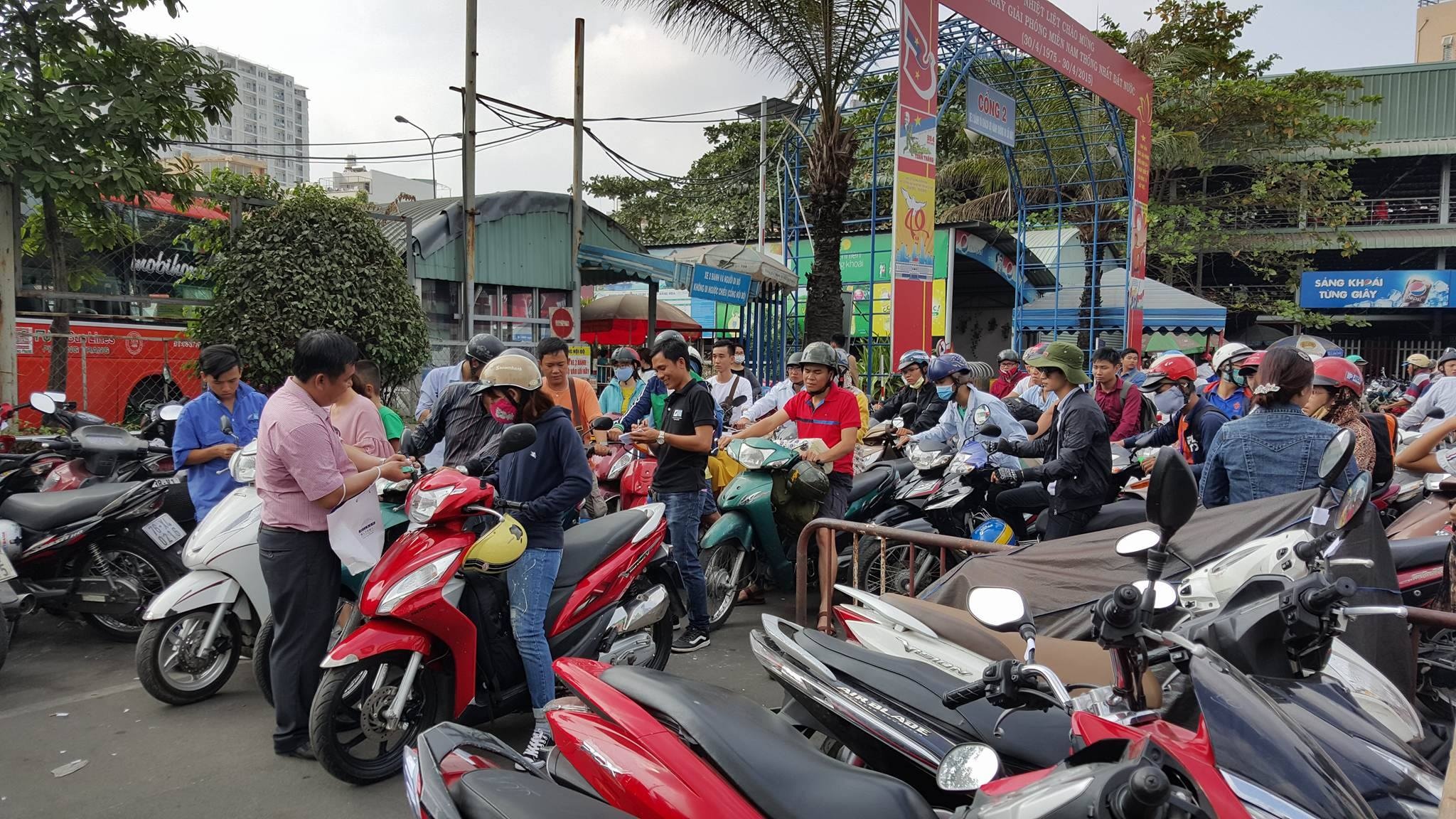 người dân đi chơi lễ ảnh 1 nguoi dan di choi le anh 1