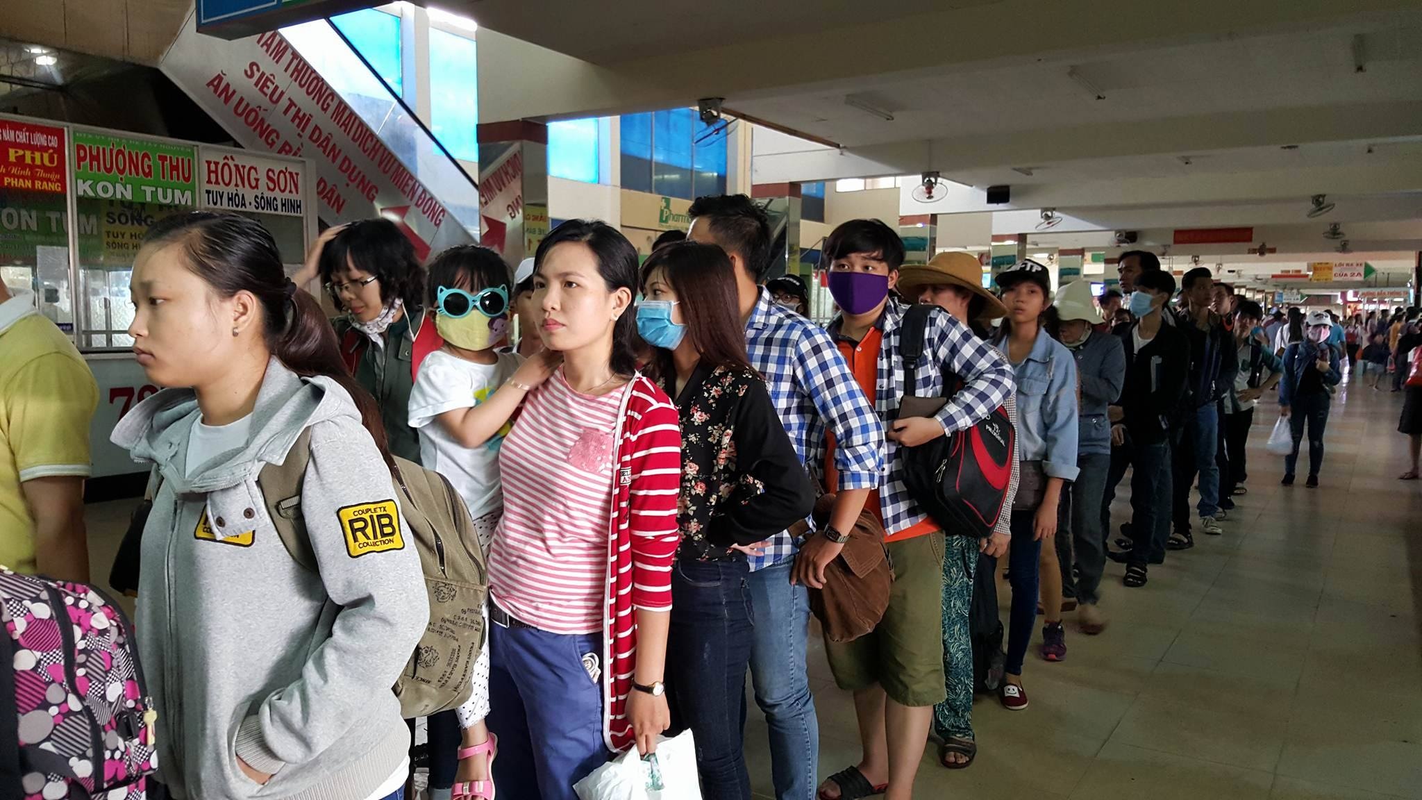 Nhieu nha xe phai tang chuyen phuc vu nguoi dan di choi le hinh anh