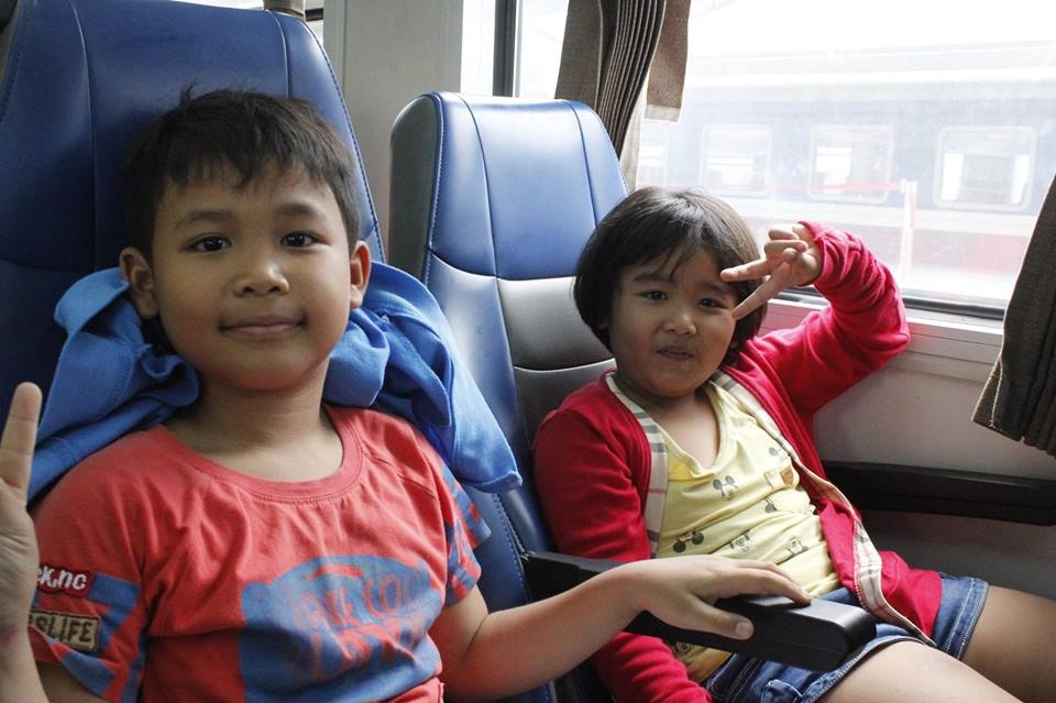 Tau hoa 10.000 dong Sai Gon - Binh Duong dong vui ngay le hinh anh