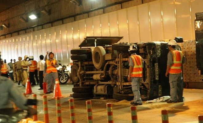 Can nhac cam phuong tien qua ham Thu Thiem luc dem khuya hinh anh