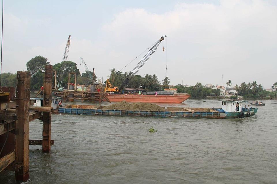 Hiem nguy rinh rap duong thuy tren song Dong Nai hinh anh